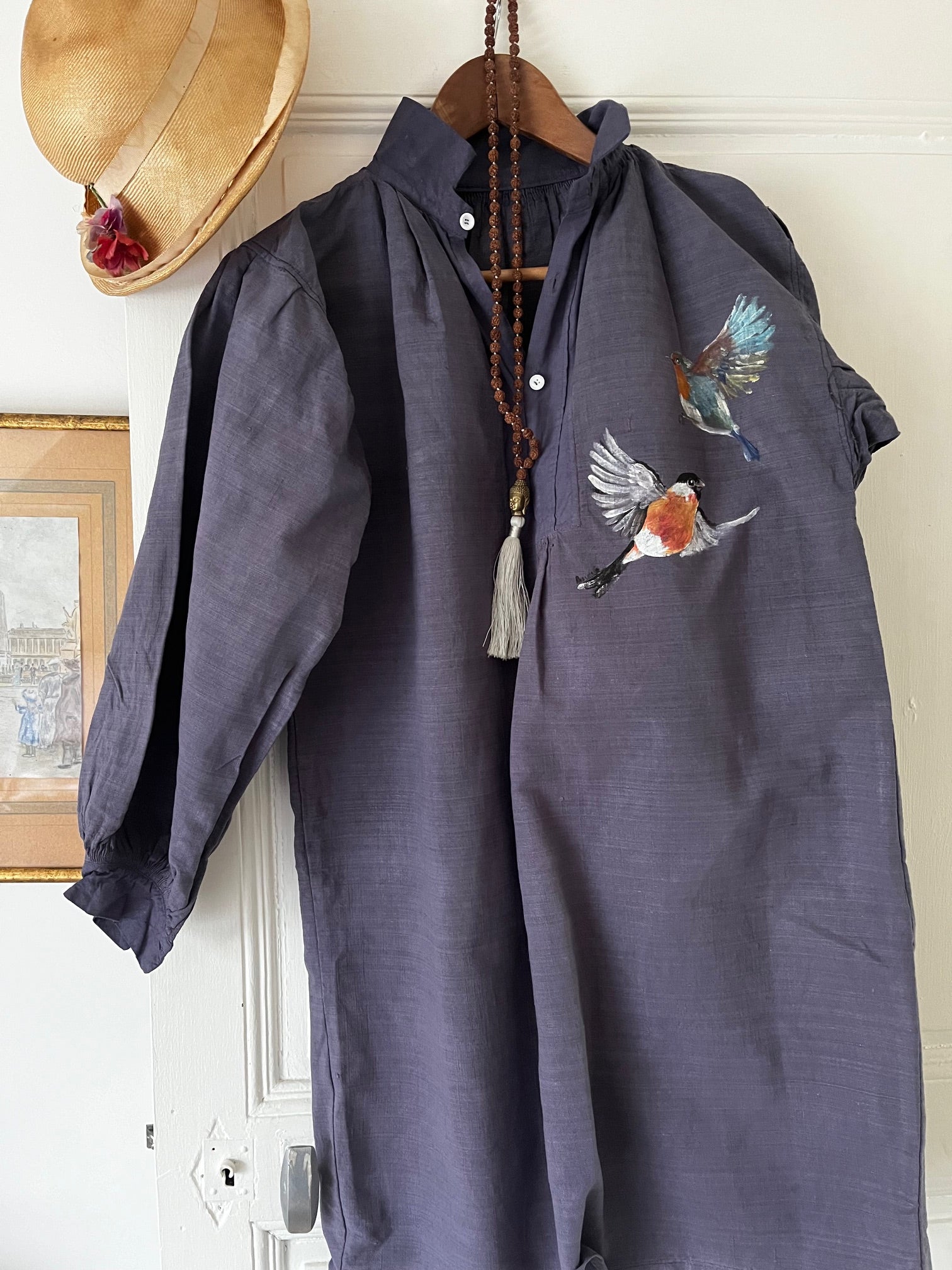 Détail des mésanges peintes à la main sur chemise ancienne Chloé