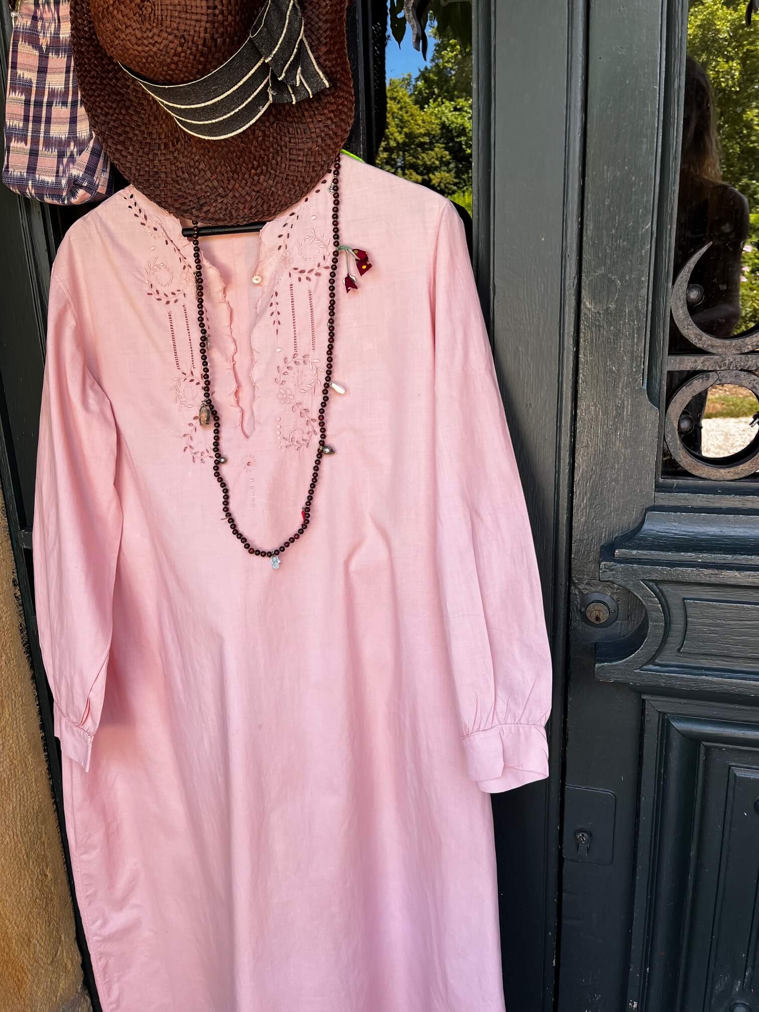 Chemise ancienne en coton rose poudré, vue de face