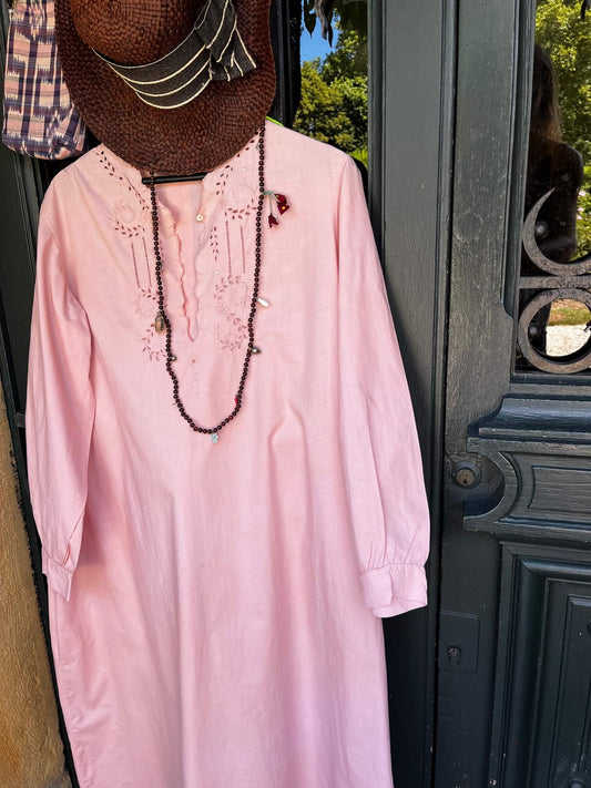 Chemise ancienne en coton rose poudré, vue de face