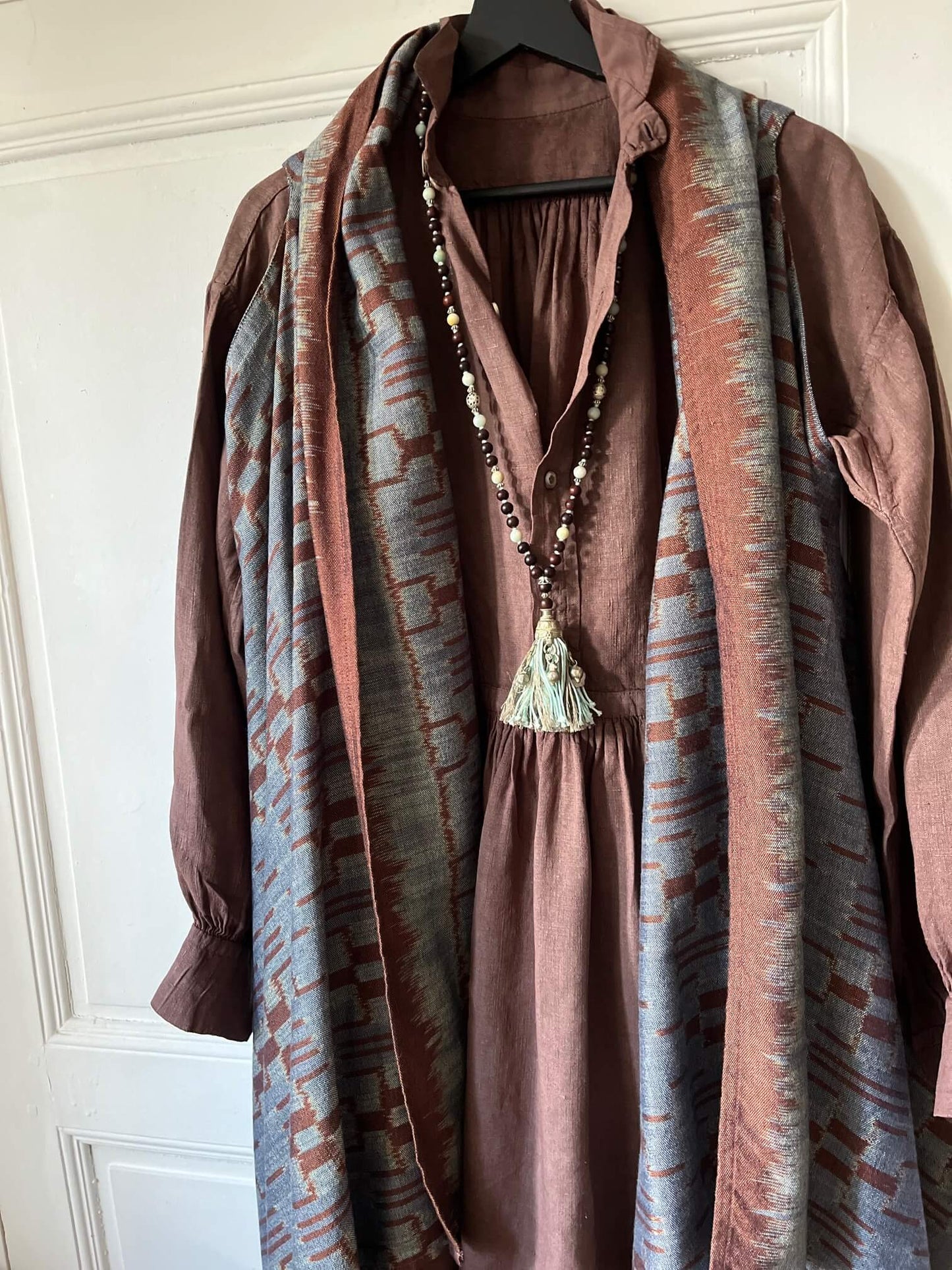 Détail du tissu en coton ancien teint couleur chocolat