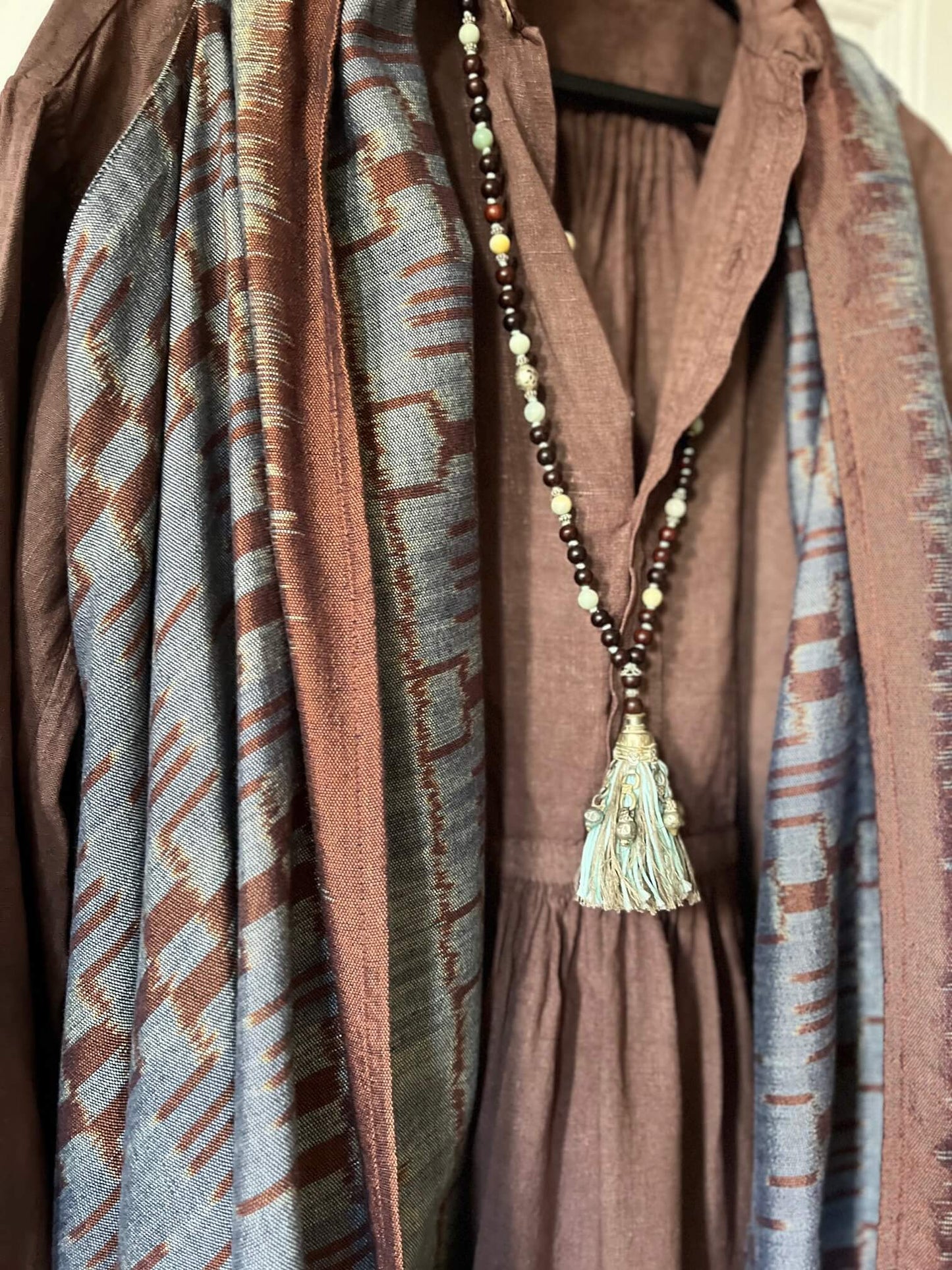 Look rétro chic avec chemise vintage chocolat upcyclée