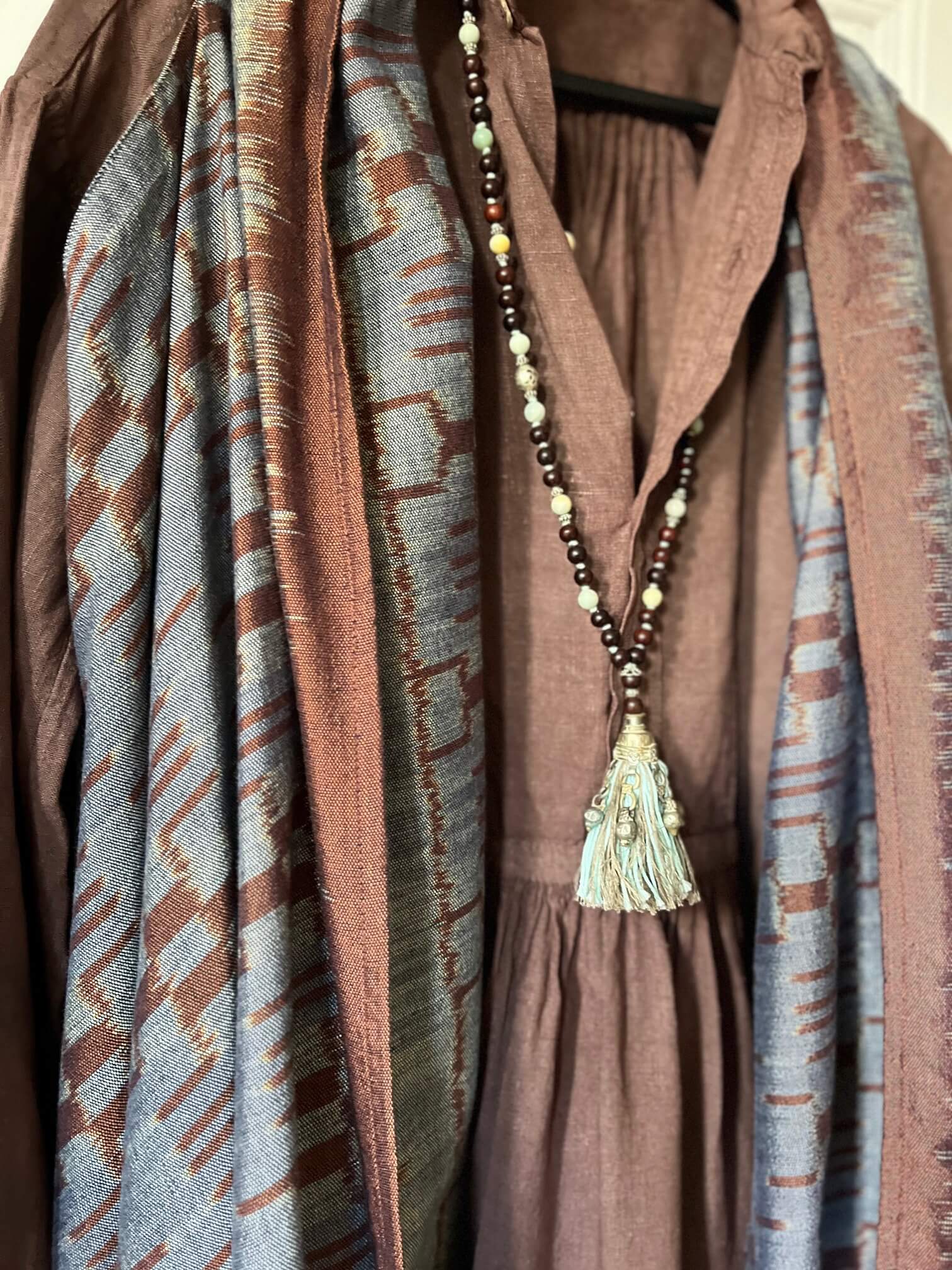 Look rétro chic avec chemise vintage chocolat upcyclée