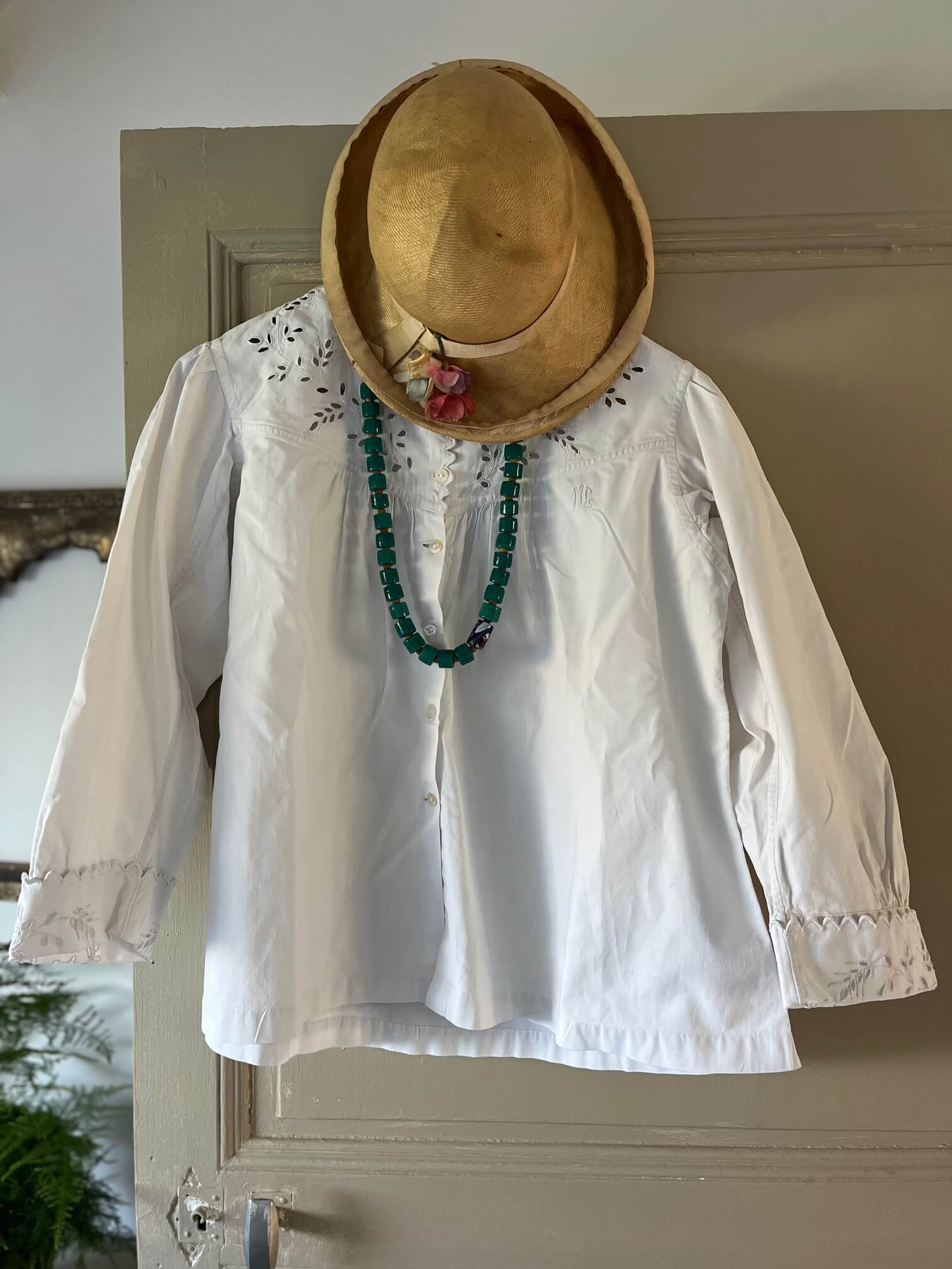 Chemisier femme ancien en coton blanc avec détails délicats