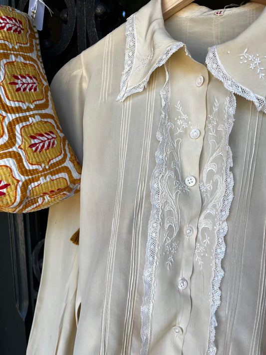 Chemisier ancien en soie blanche cassée – broderies et dentelle – taille 38