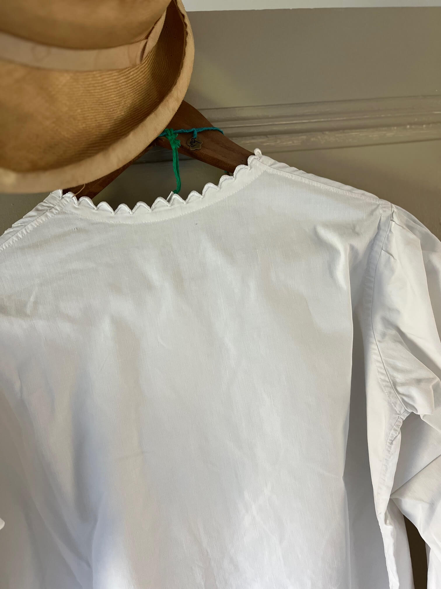 Chemisier vintage blanc avec raccommodage artisanal détail authentique