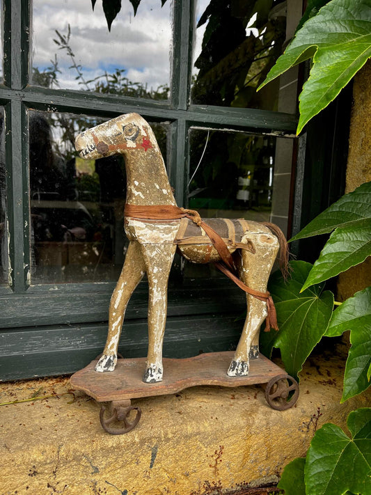 Détail tête cheval à bascule ancien, peinture usée et étoile rouge, patine vintage