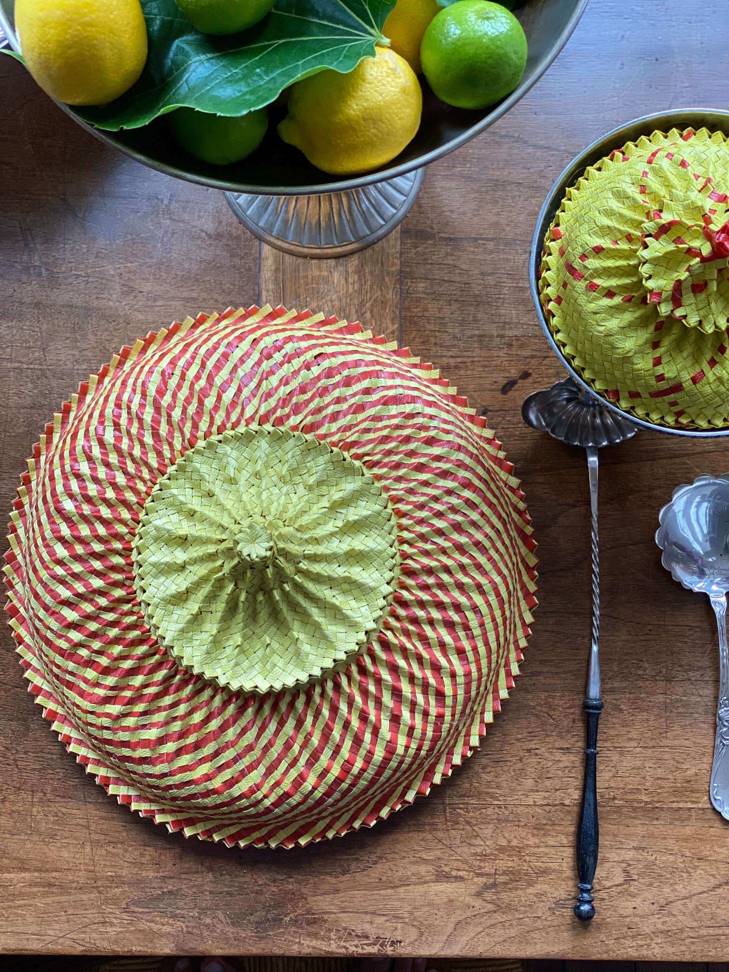 Grande cloche alimentaire en bambou 35 cm sur table avec citrons pour protéger les aliments