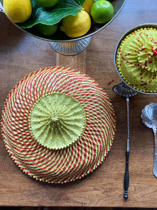 Grande cloche alimentaire en bambou 35 cm sur table avec citrons pour protéger les aliments