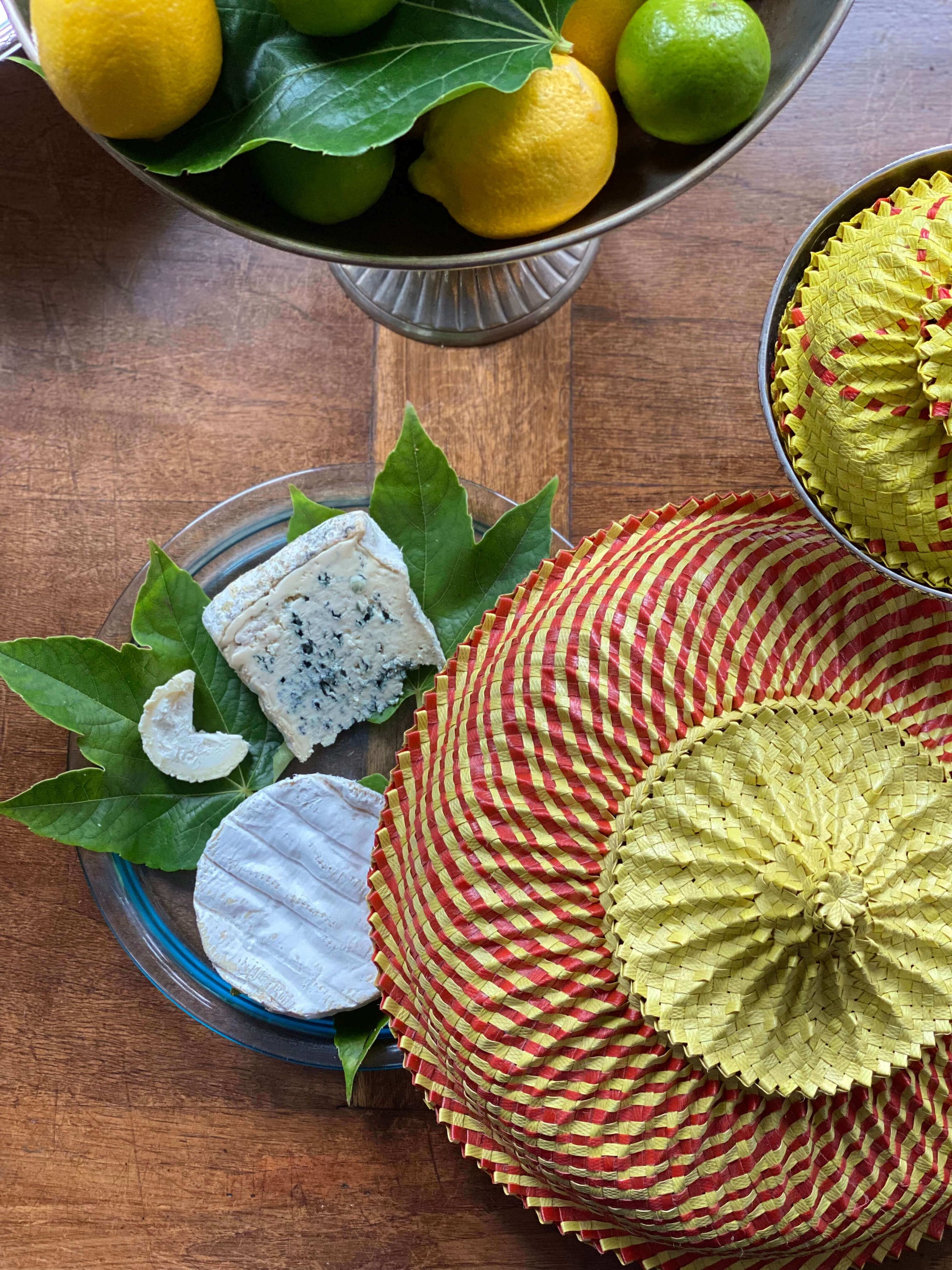 Détail cloche alimentaire en bambou avec maille de protection anti-insectes