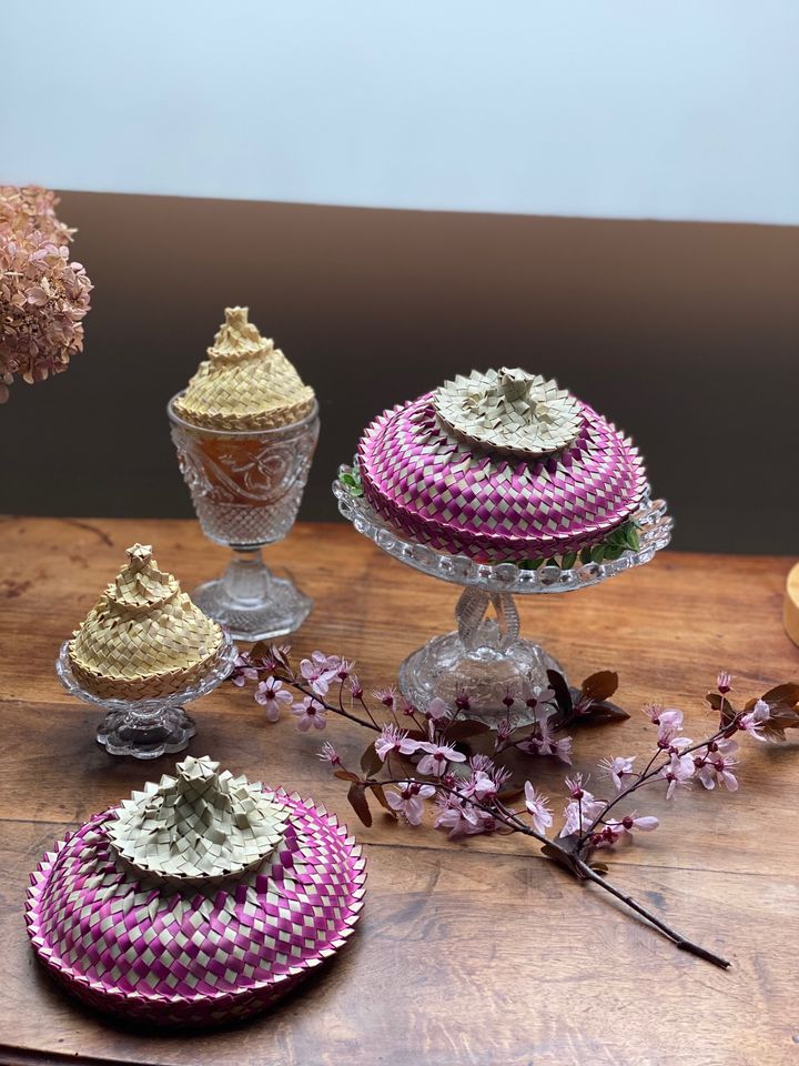 Cloche protège-plat en bambou 15 cm utilisée sur une table extérieure pour protéger les aliments