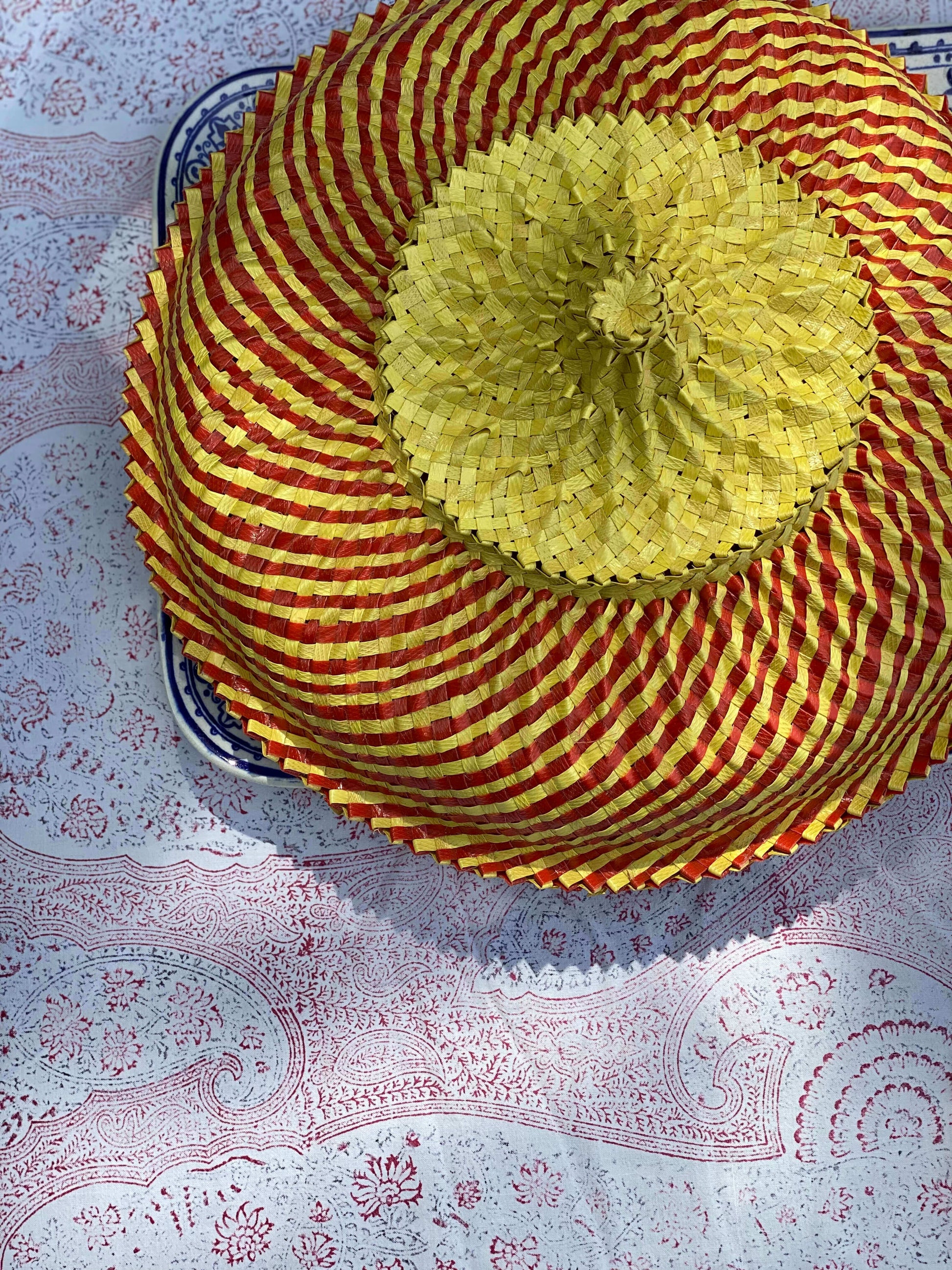 Cloche alimentaire en bambou sur table d’été pour protéger plats et fruits