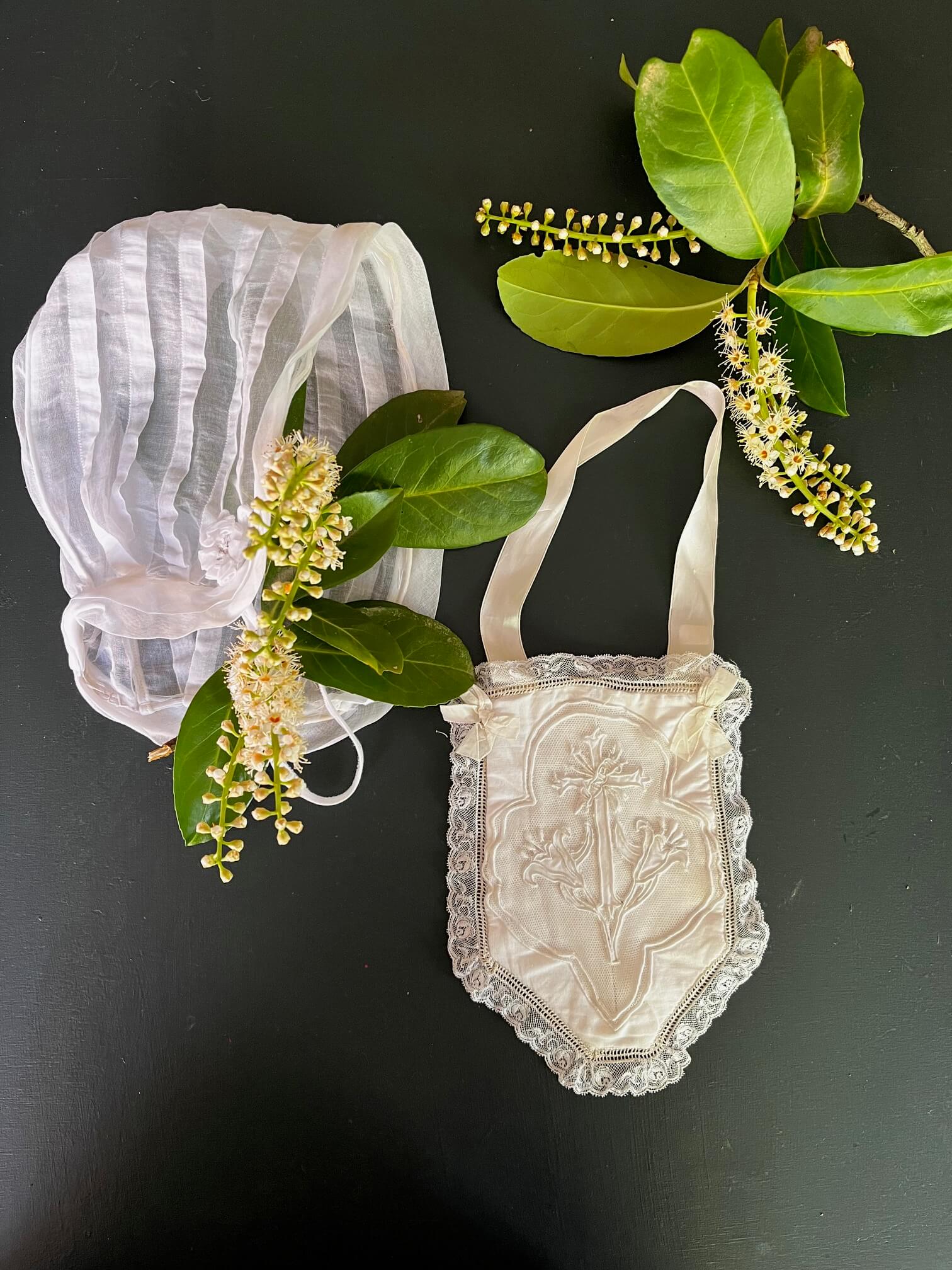 Coiffe de communion ancienne en organdi et aumônière brodée vintage