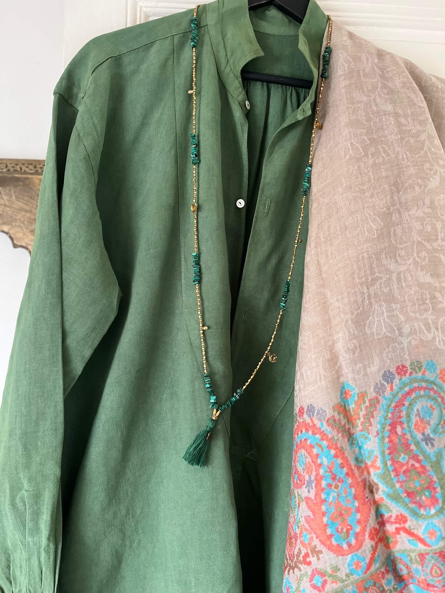 Collier sautoir bohème aux perles minérales, bijou artisanal élégant et naturel.