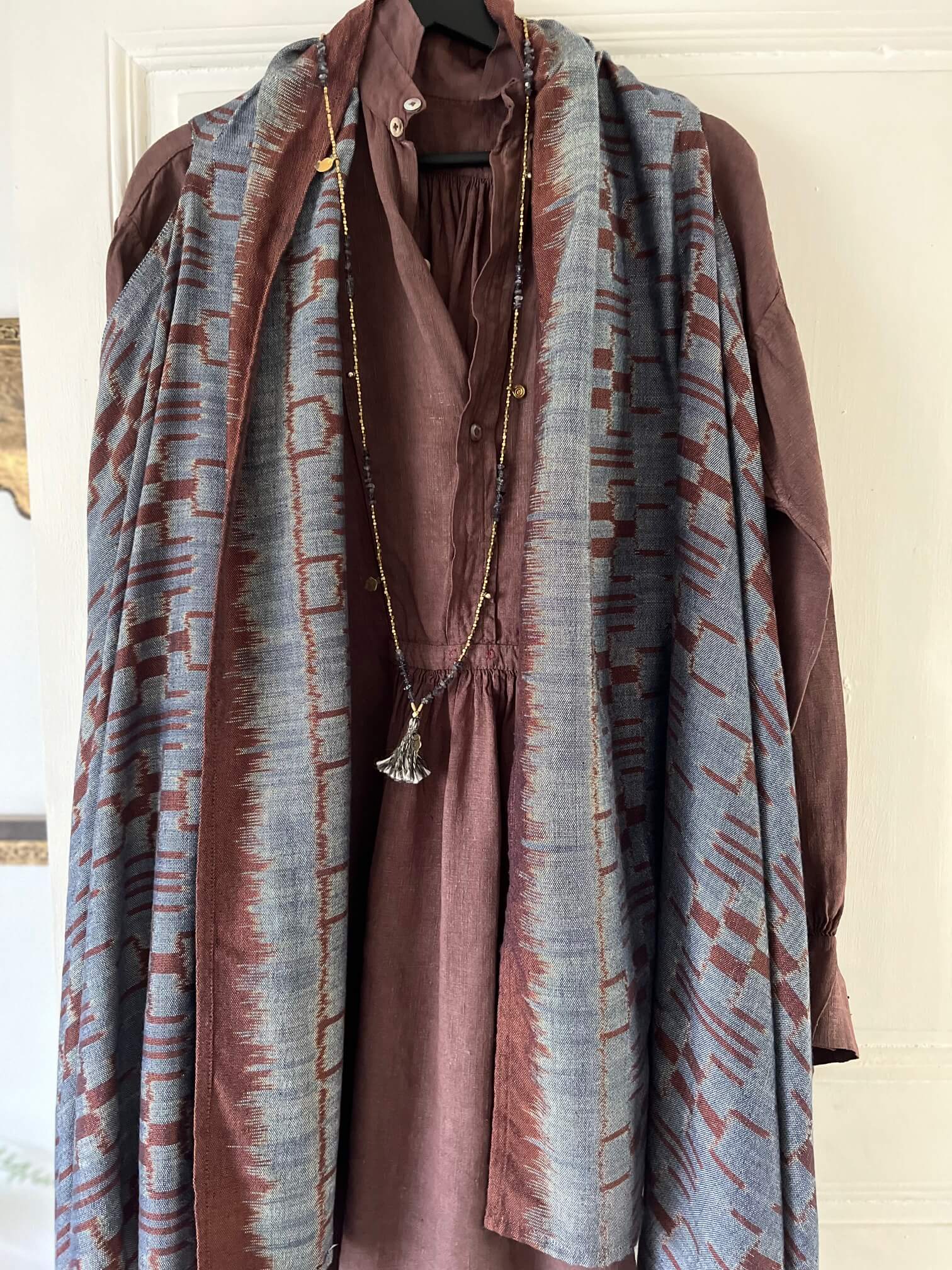 Collier long artisanal gris et or, perles fantaisie effet pierre, style bohème naturel.