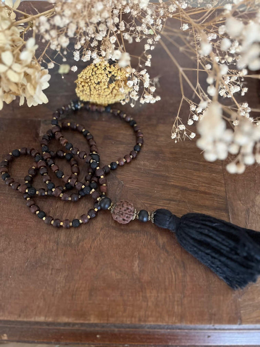 Collier Mala Mother Earth en bois de santal, perles rudraksha et pierre de lave