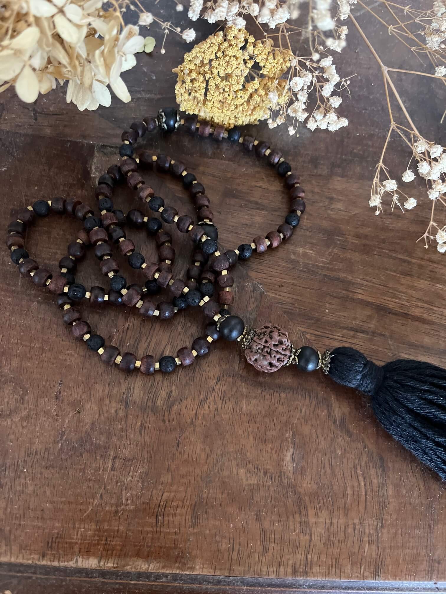Collier Mala Mother Earth porté, bijou spirituel pour méditation et yoga