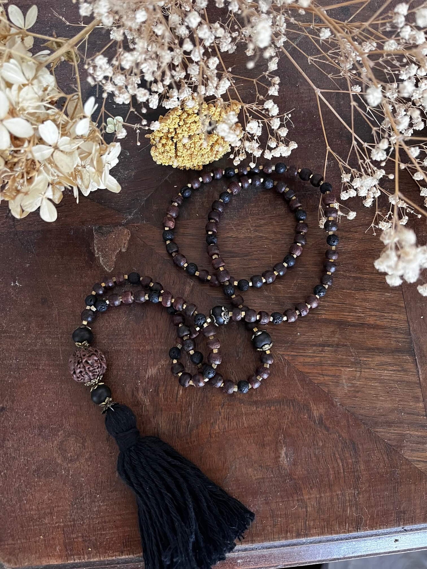 Gros plan des perles rudraksha du collier Mala Mother Earth