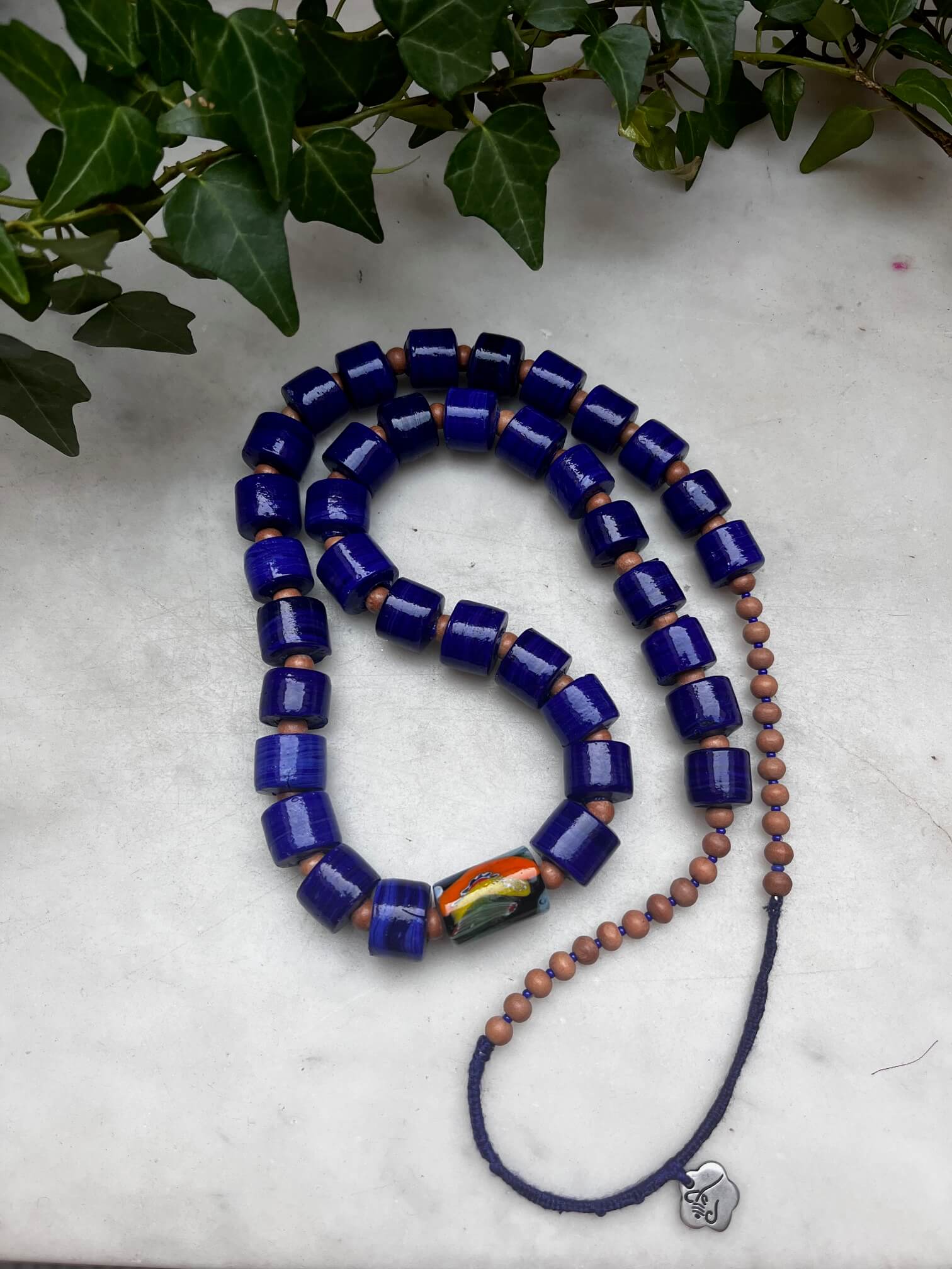 Collier en perles artisanales bleu style bohème chic