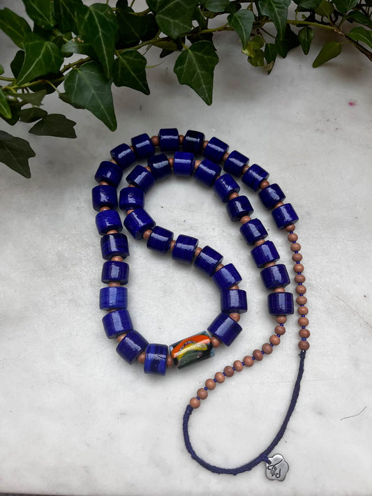 Collier en perles artisanales bleu style bohème chic