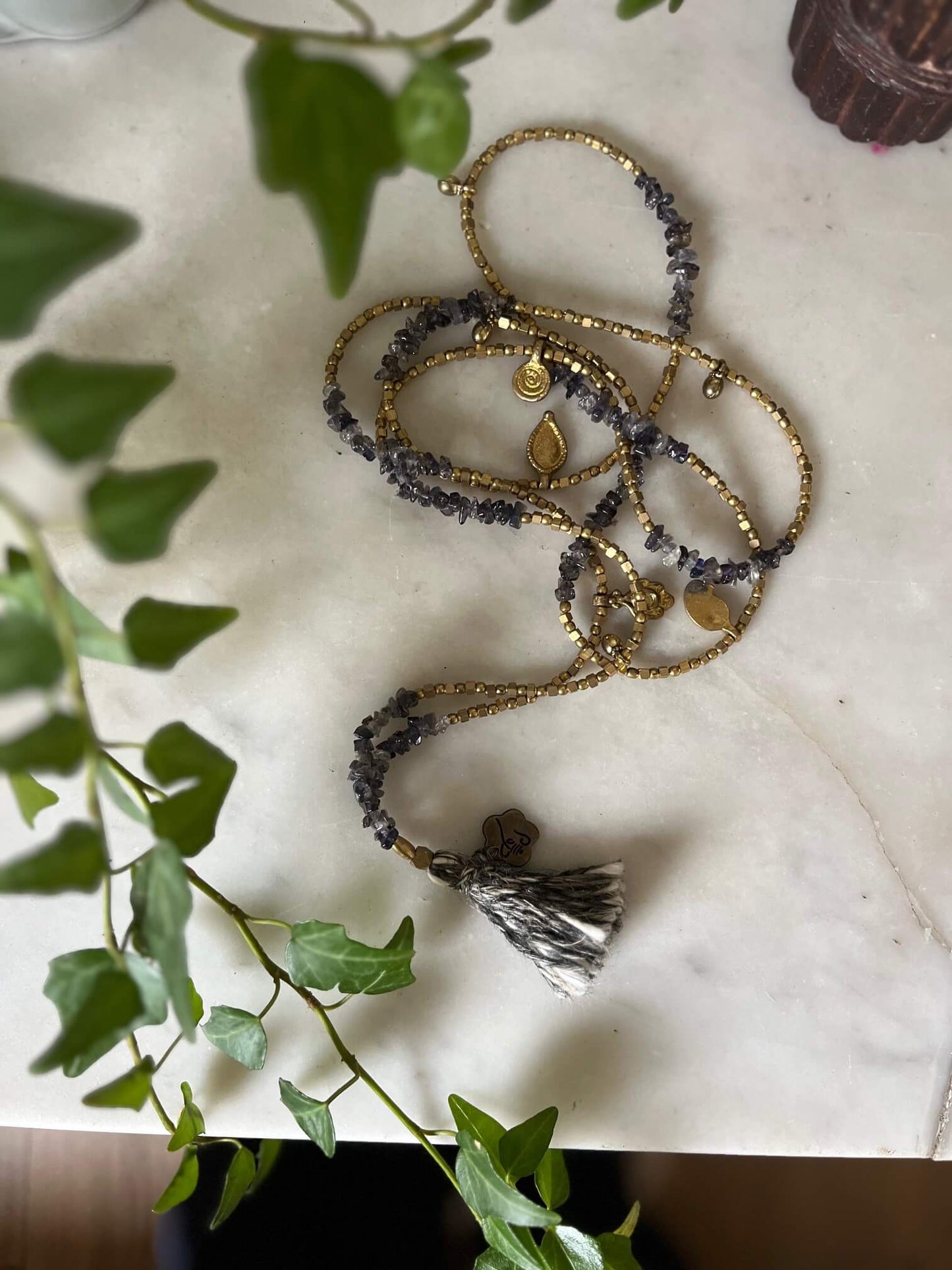 Collier sautoir artisanal aux perles effet cailloux gris et or, bijou bohème unique.