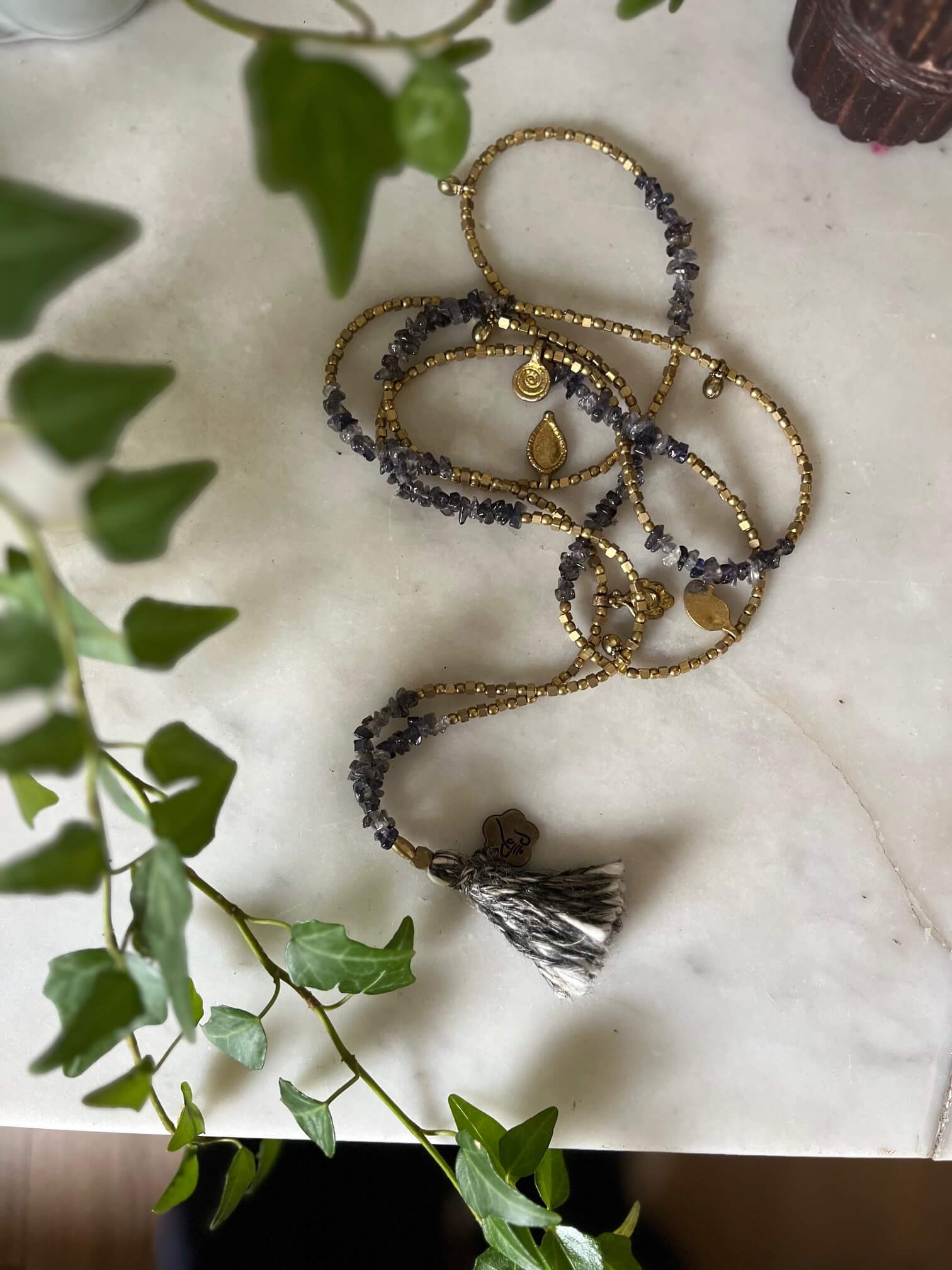 Collier sautoir artisanal aux perles effet cailloux gris et or, bijou bohème unique.