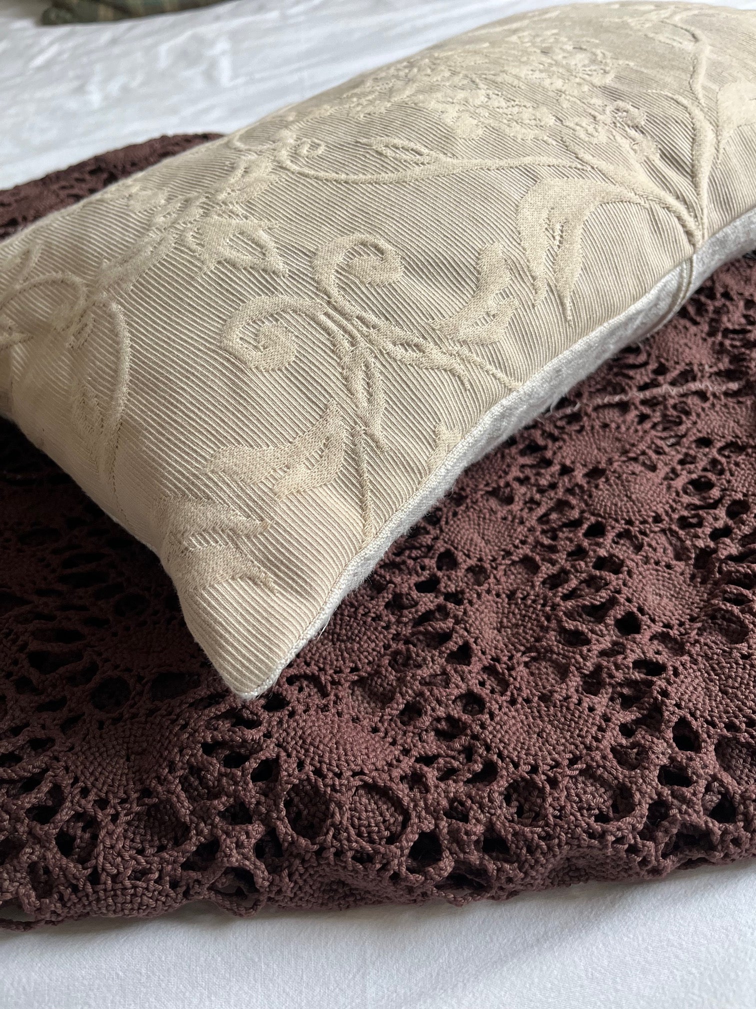 Coussin décoratif artisanal posé sur un canapé