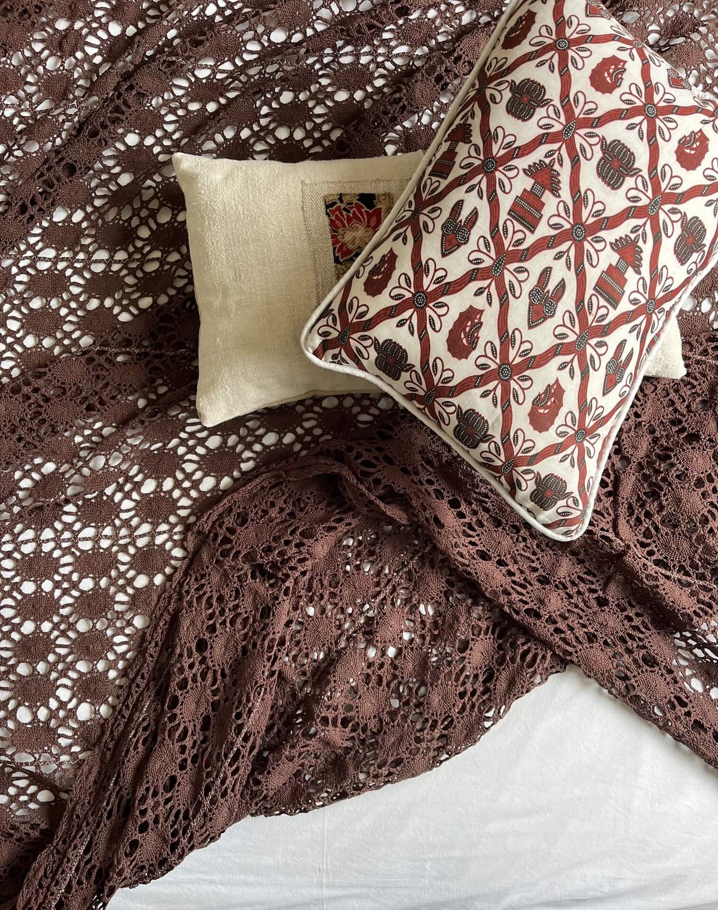 Coussin décoratif Brown & White posé sur un canapé