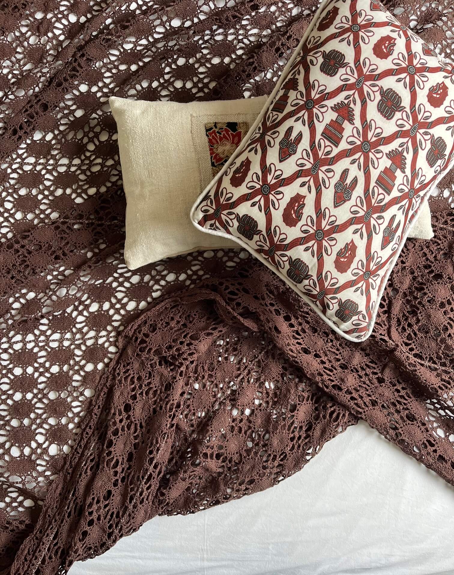 Coussin décoratif Brown & White posé sur un canapé