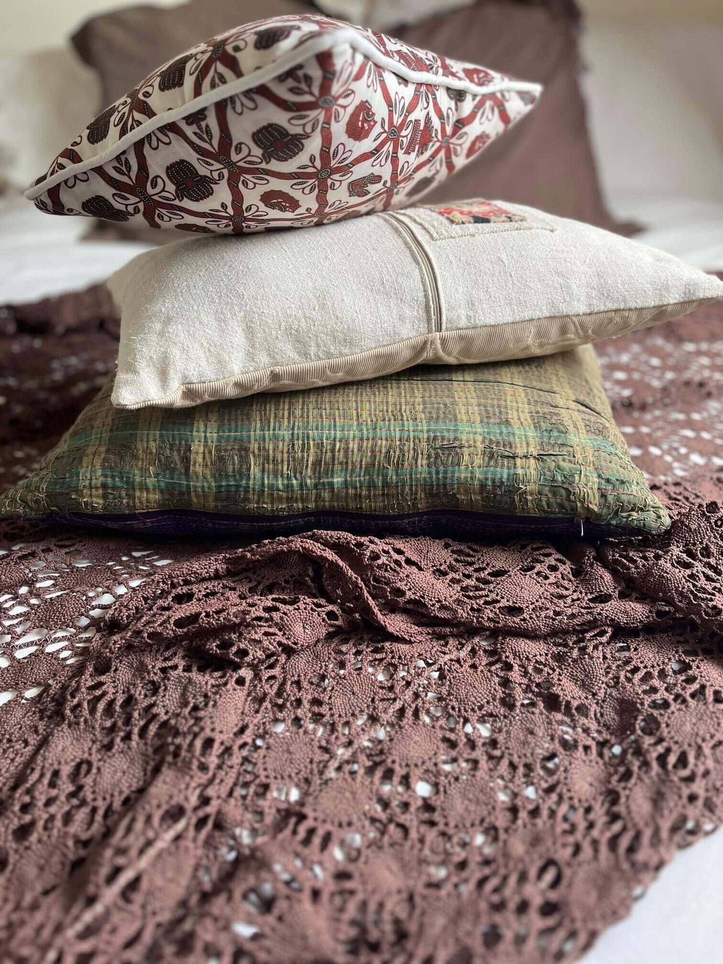 Coussin fait main avec tissus anciens pour décoration intérieure