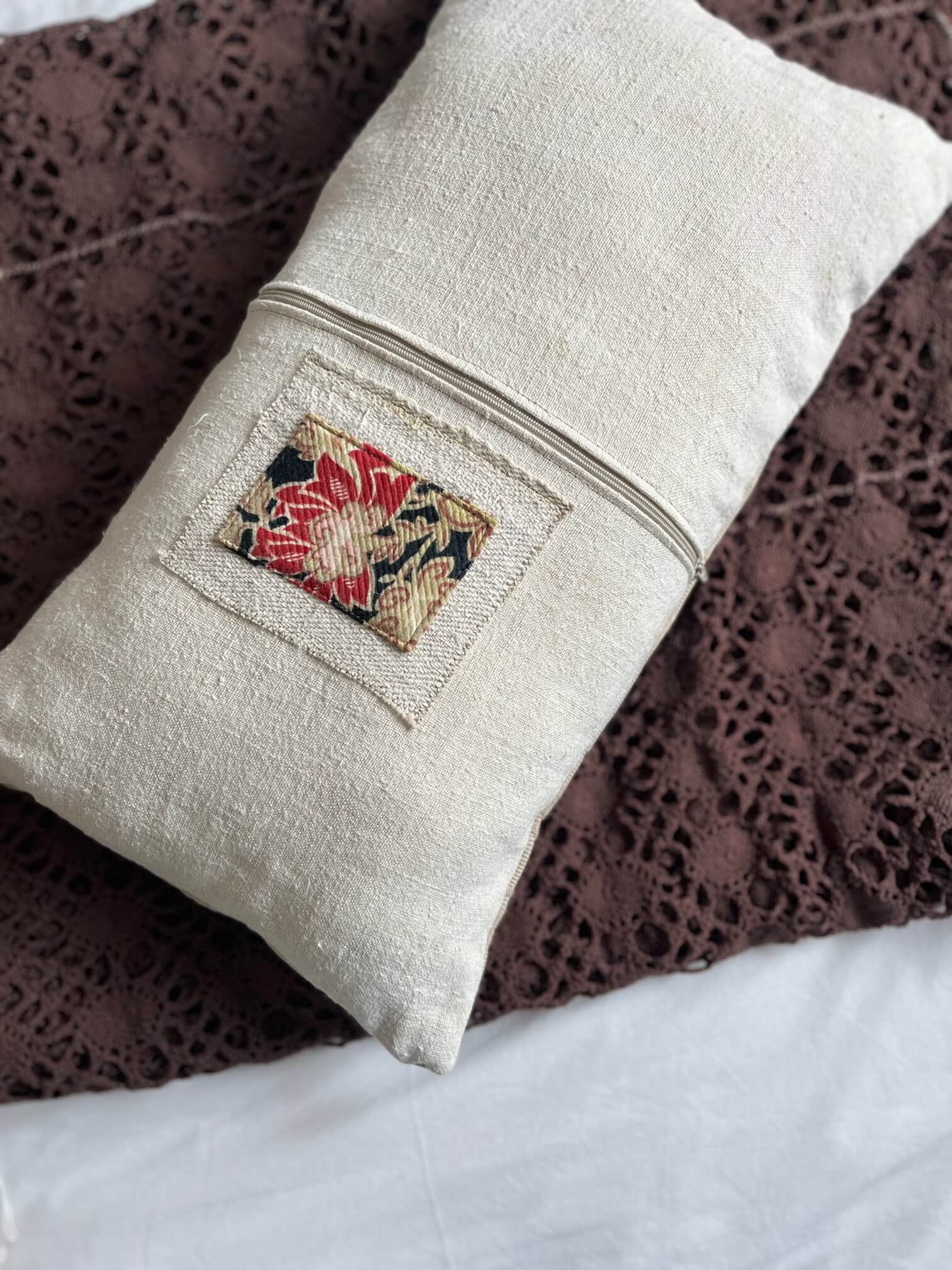 Coussin fait main en tissus anciens, coussin décoratif artisanal