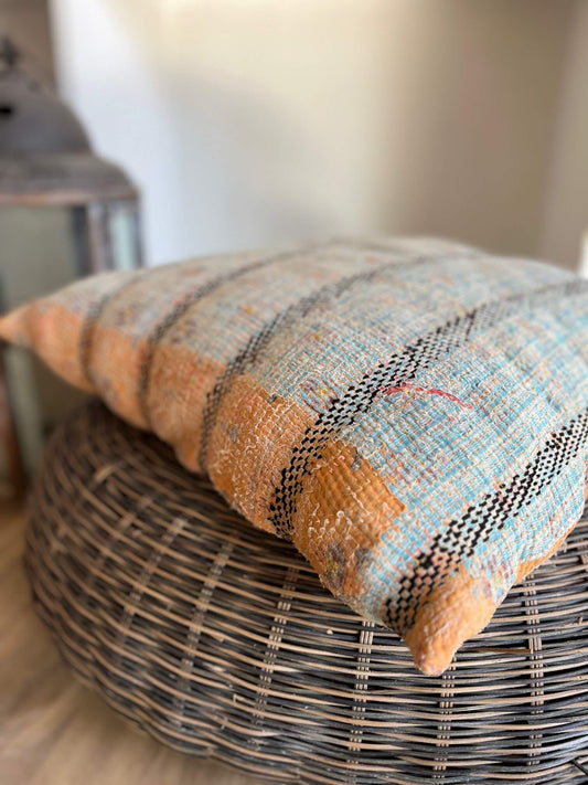 Coussin Kantha carré 50x50 en coton recyclé, style bohème artisanal
