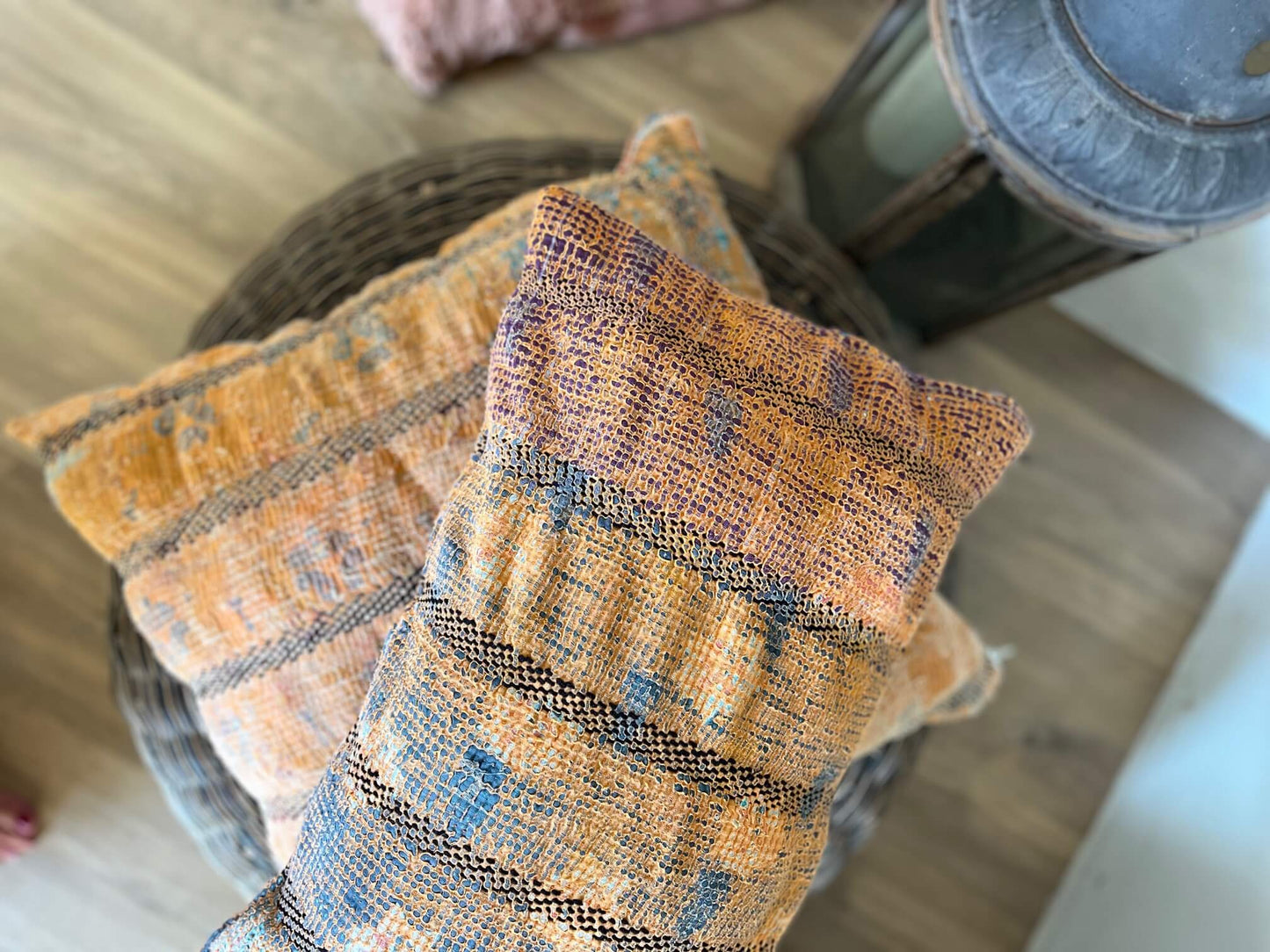Coussin carré Kantha cousu main avec motifs traditionnels colorés
