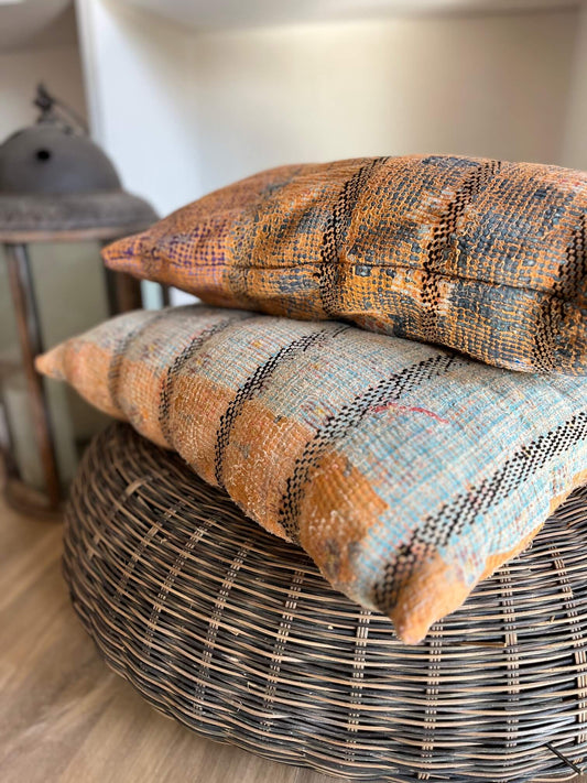 Coussin Kantha rectangulaire 50x30 en coton recyclé, style bohème artisanal