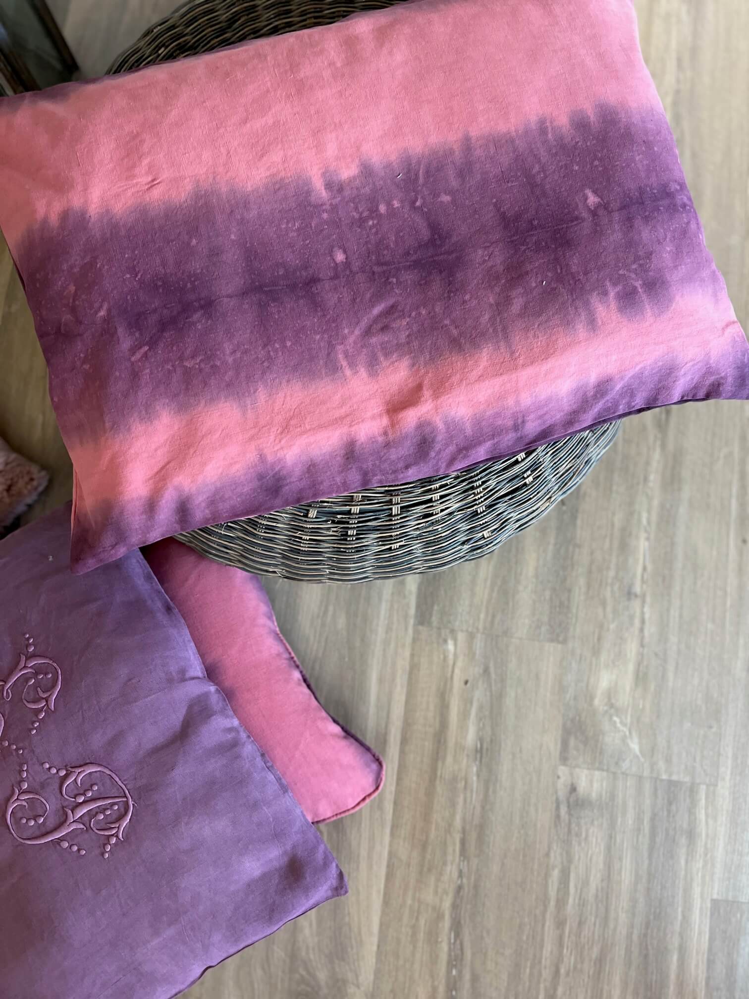 Coussin lie de vin 40x40 cm dans un salon bohème chic