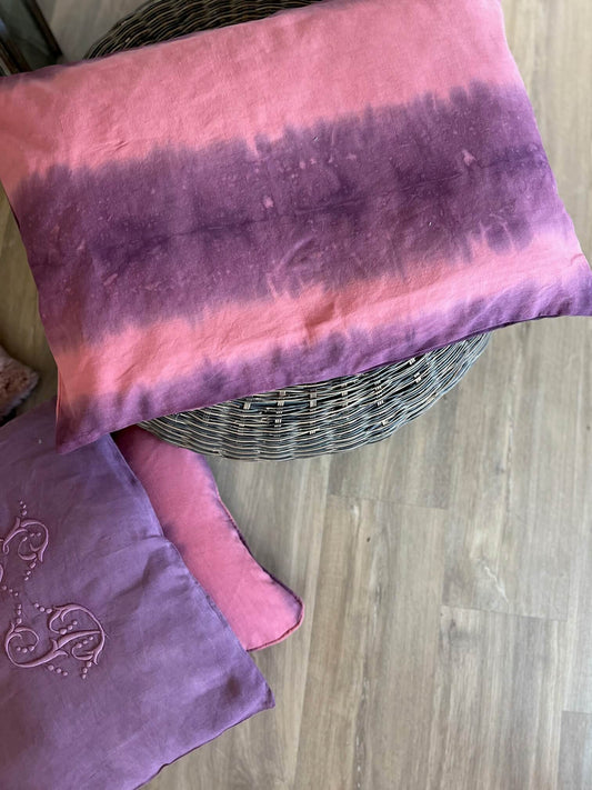 Coussin lie de vin 40x40 cm dans un salon bohème chic