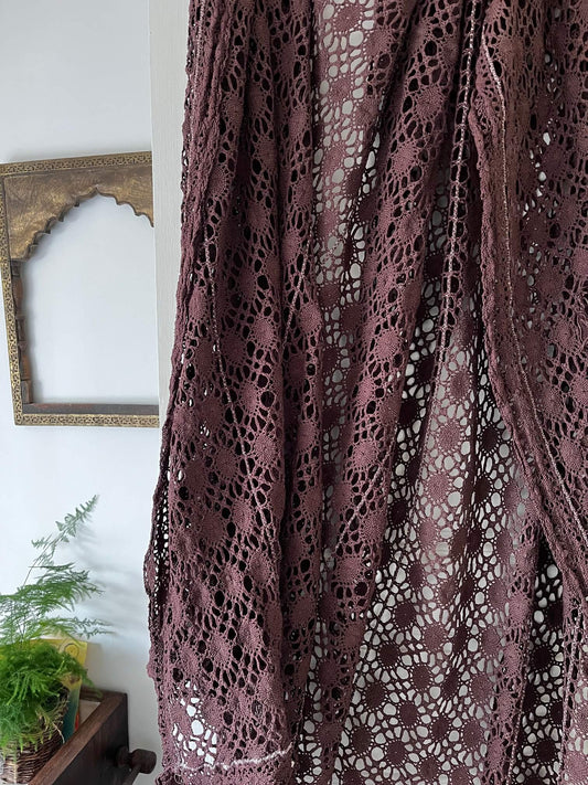 Couvre-lit ancien en crochet couleur chocolat, linge vintage décoratif