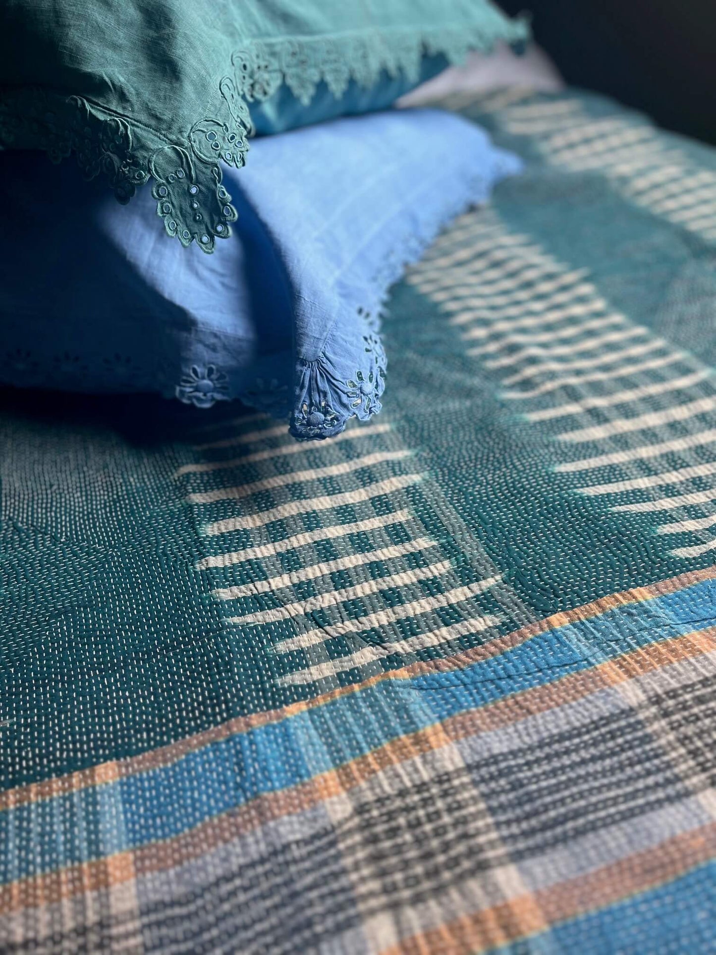 Couvre-lit kantha coton vert style bohème chic intérieur