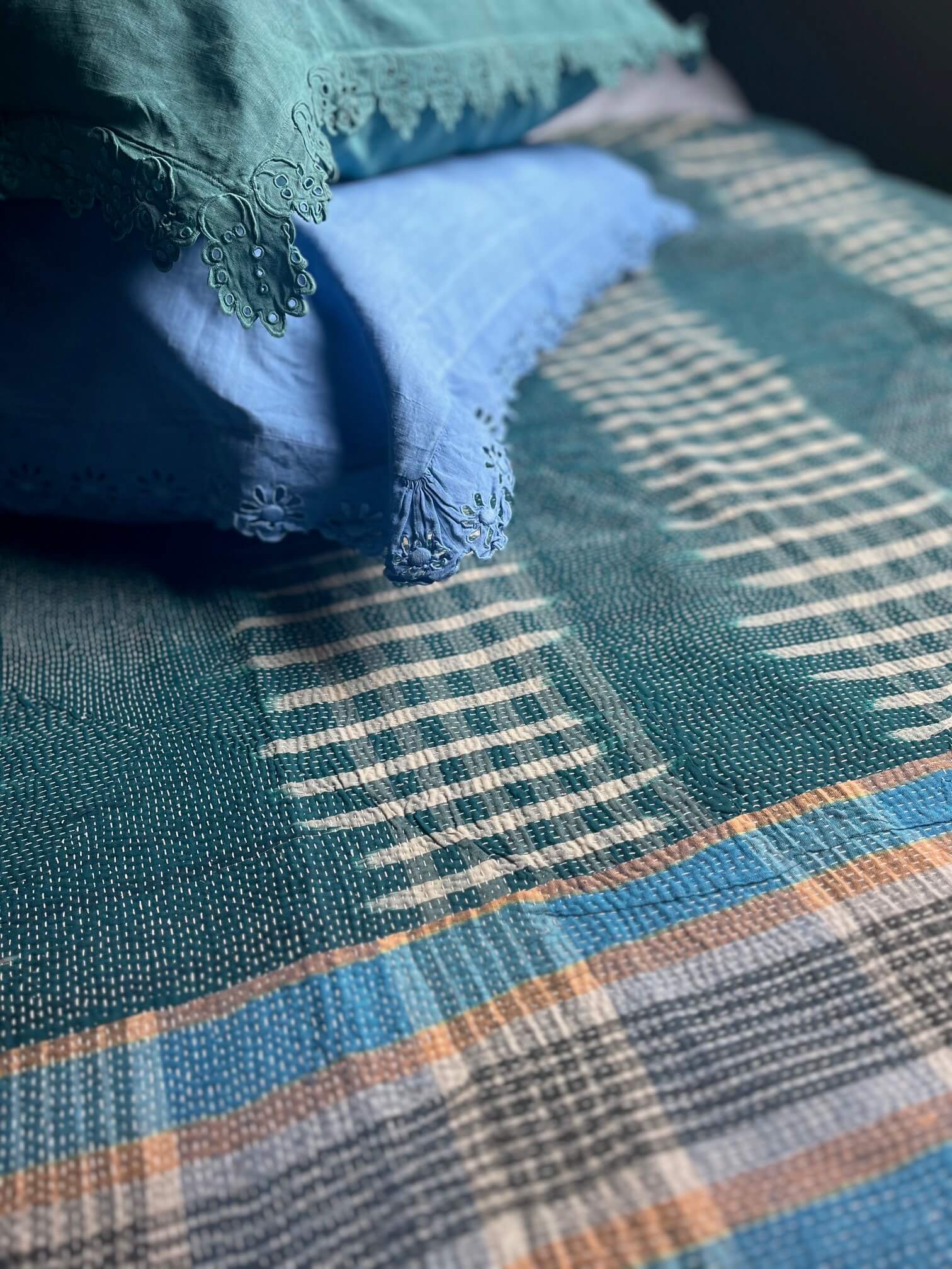 Couvre-lit kantha coton vert style bohème chic intérieur