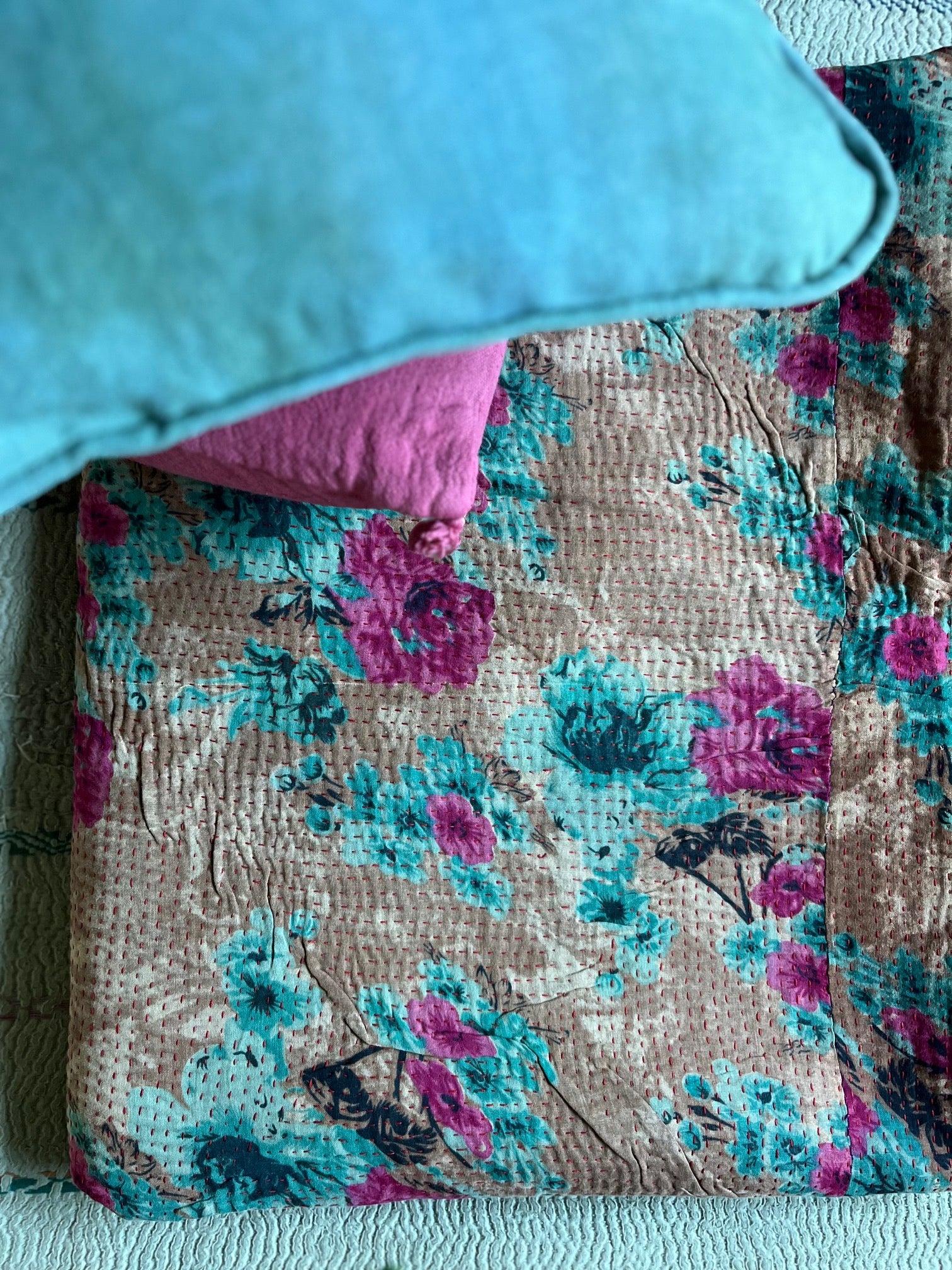 Couvre-lit indien fait main en coton, motif fleuri vintage et style bohème chic