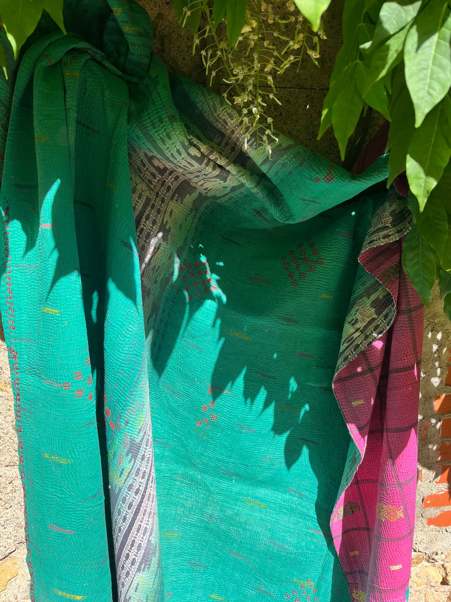 Couvre-lit kantha indien bohème fushia avec surpiqûres artisanales