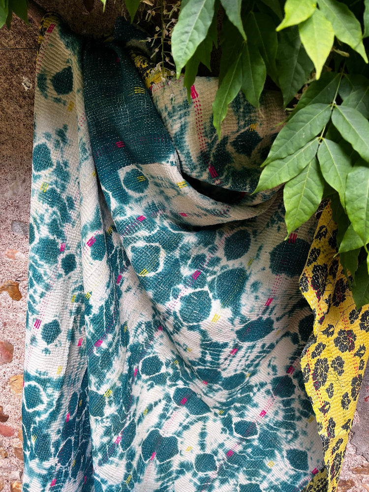 Couvre-lit kantha indien artisanal avec motifs verts et jaunes réversible