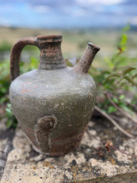 cruche ancienne en terre cuite avec bec verseur – photo de face