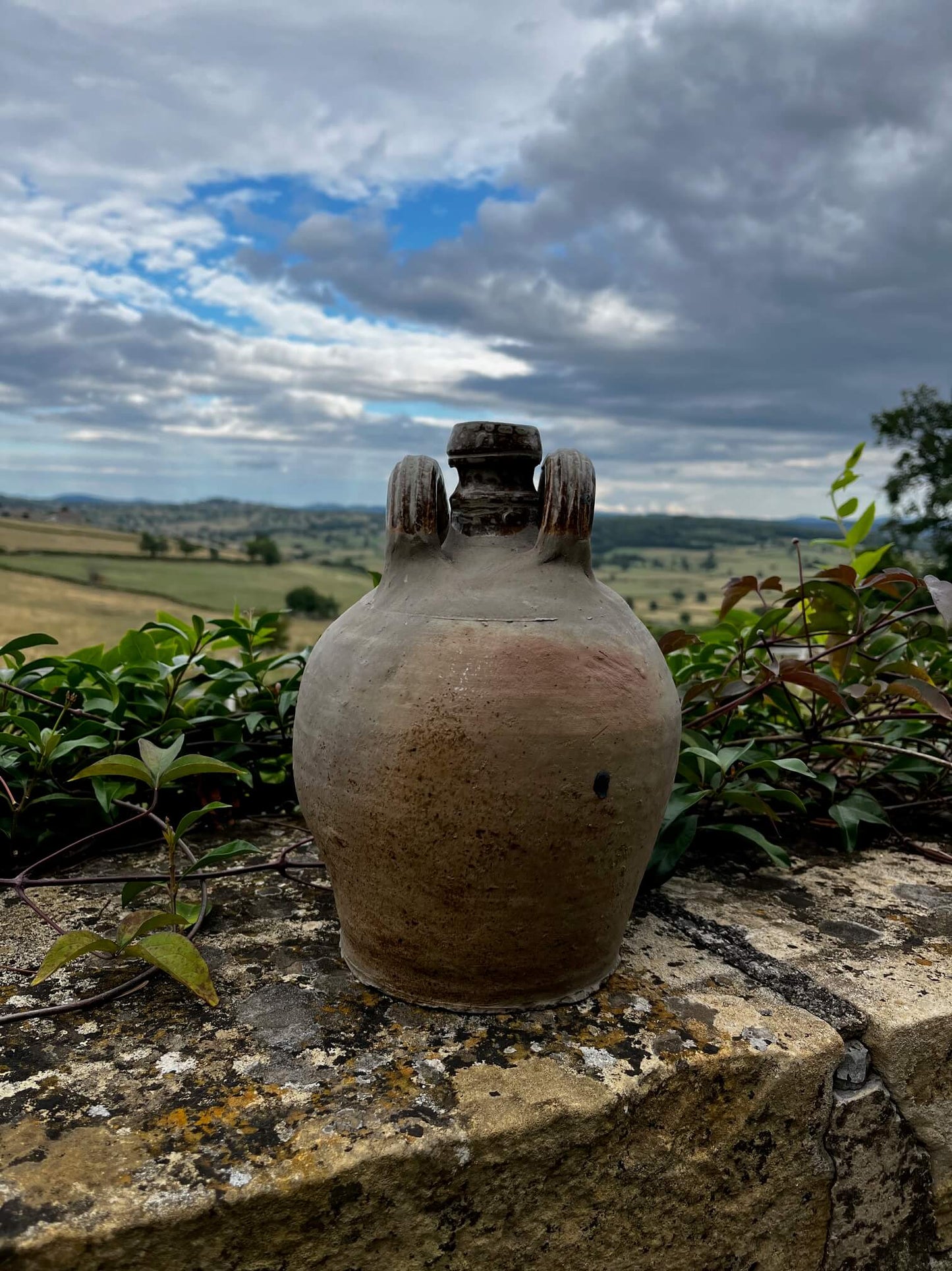 Cruche ancienne à deux anses – vue de profil