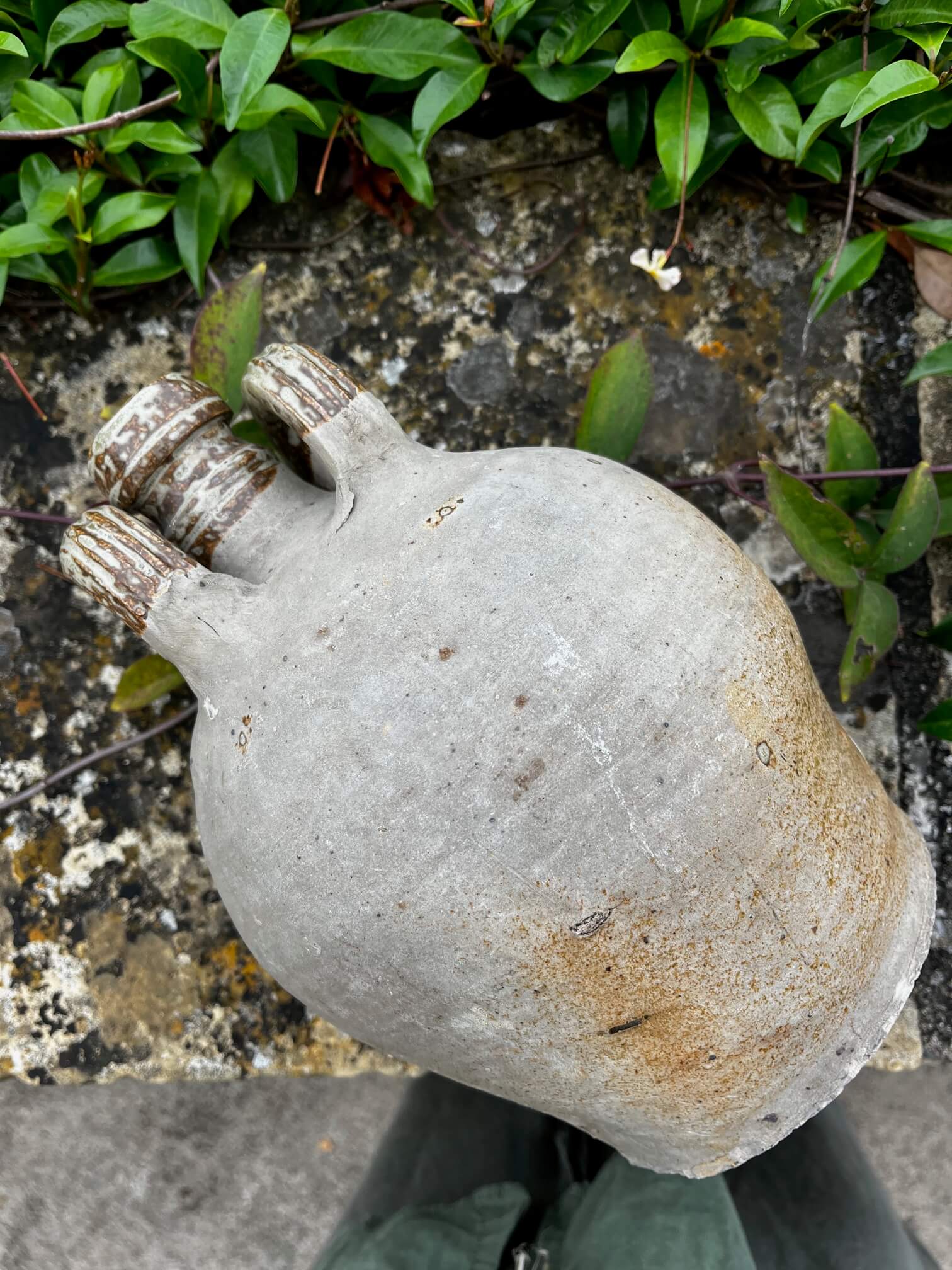 Cruche ancienne en terre cuite vernissée avec deux anses – vue de face