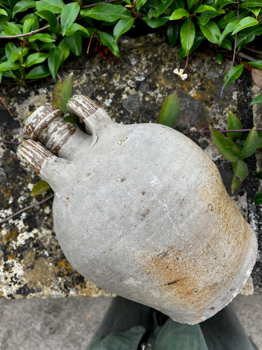 Cruche ancienne en terre cuite vernissée avec deux anses – vue de face