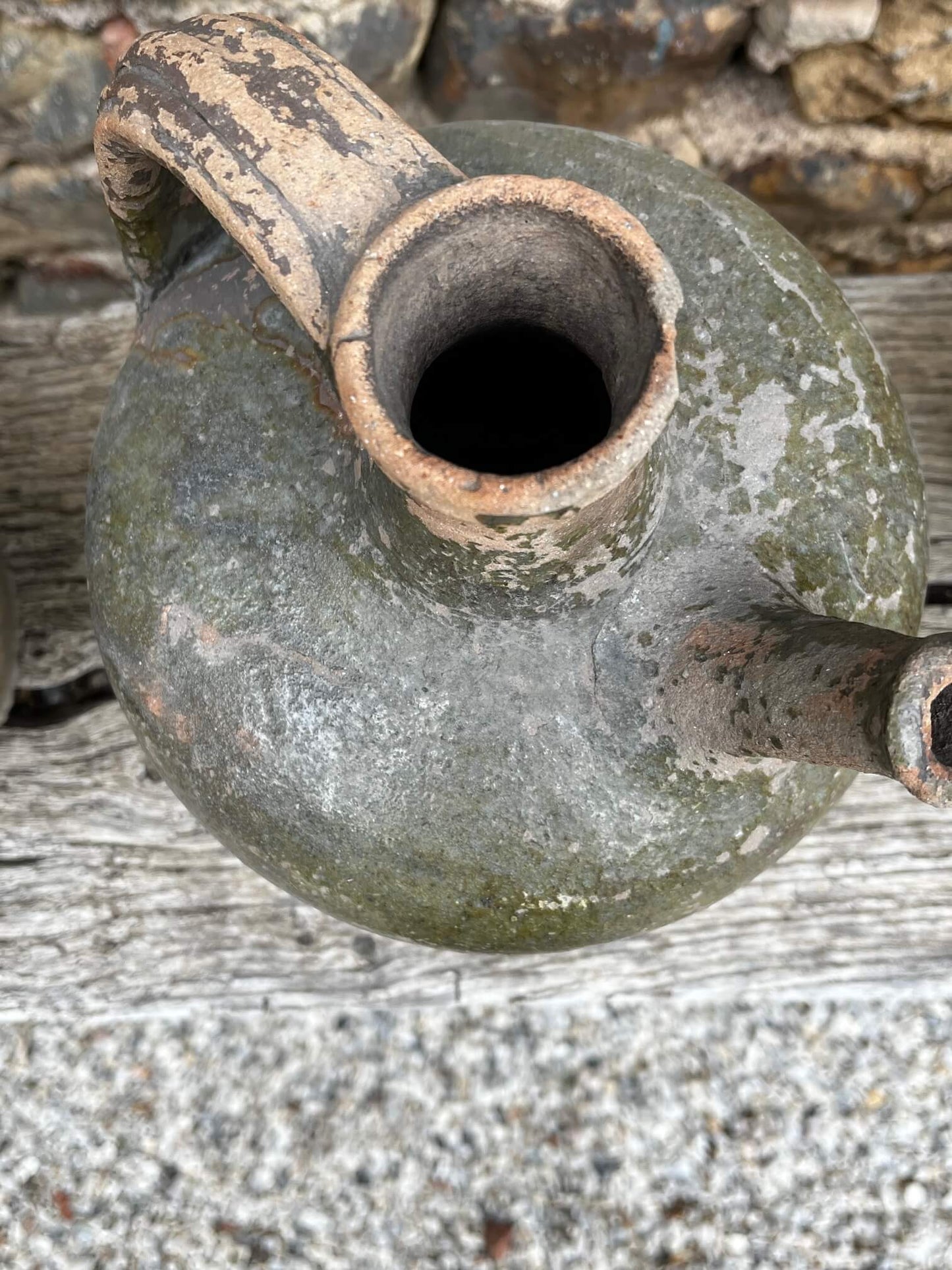 cruche ancienne vernissée patinée – détail de la anse