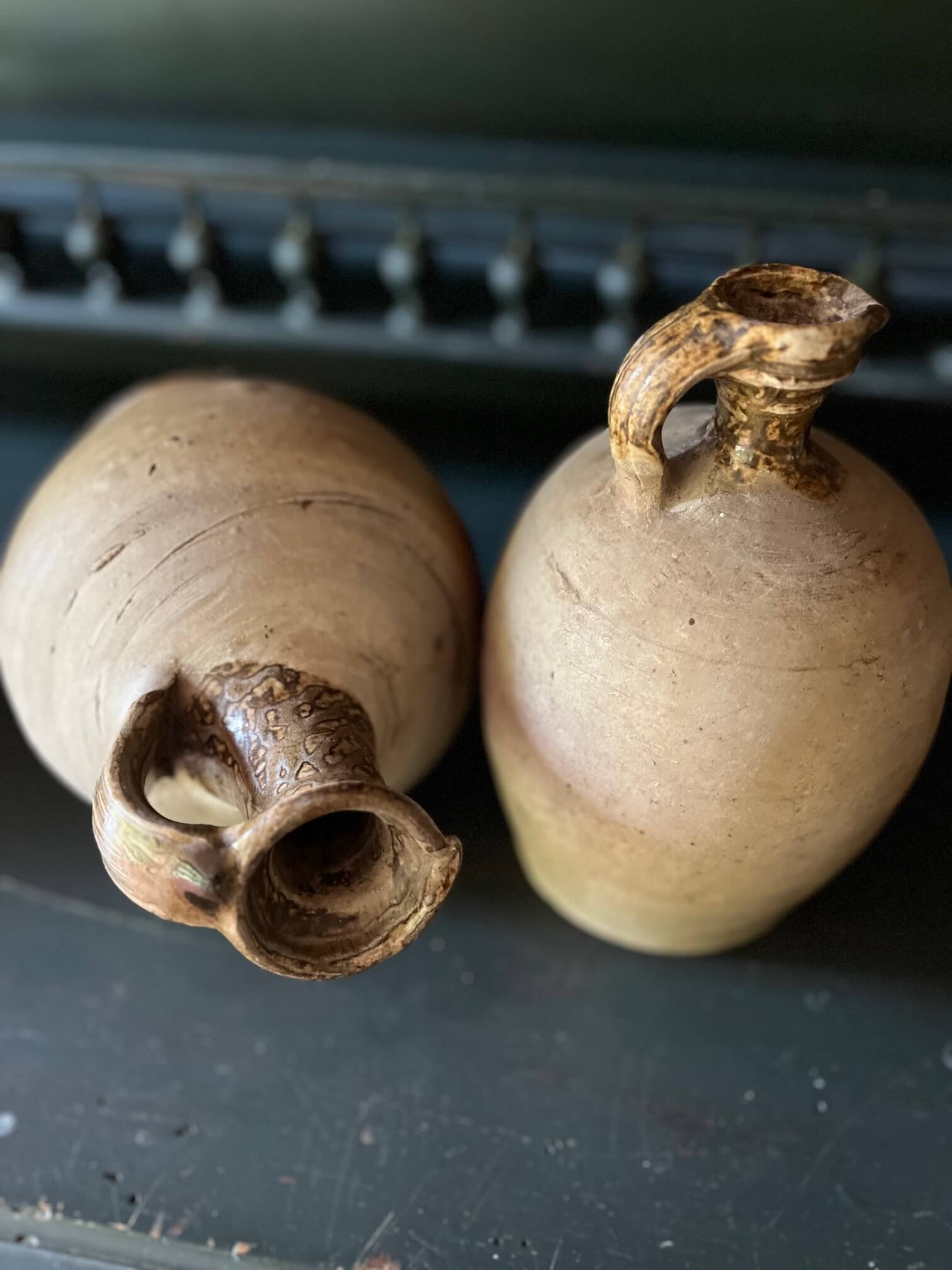 Lot de 2 cruches anciennes en terre cuite vernissée à anses