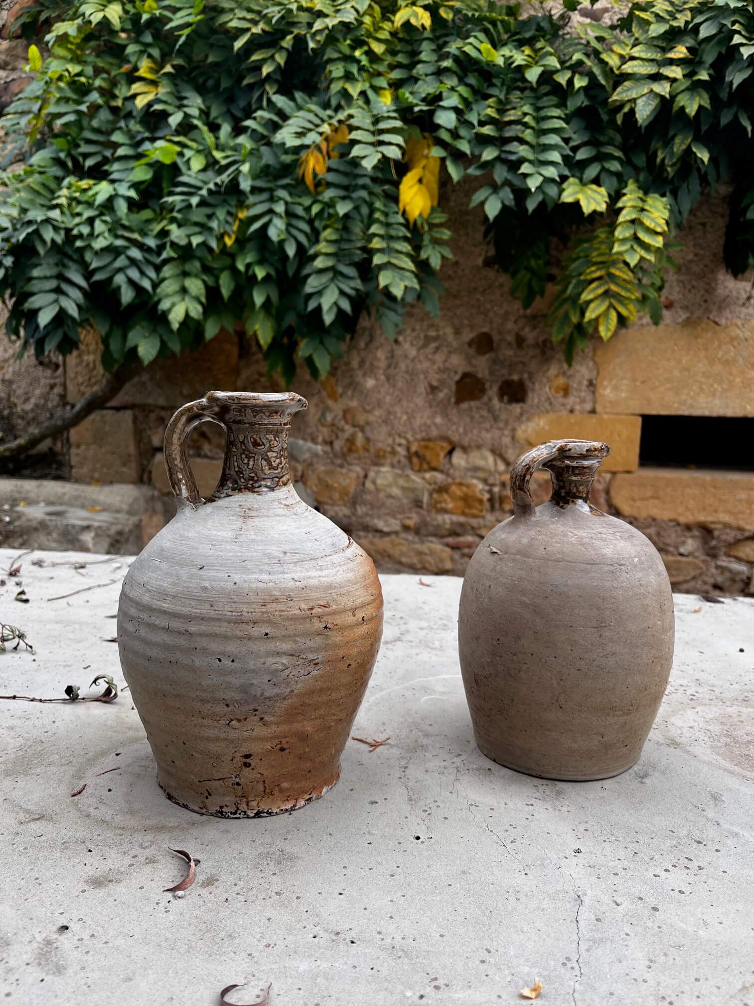 Cruches anciennes en céramique vernissée décoration rustique
