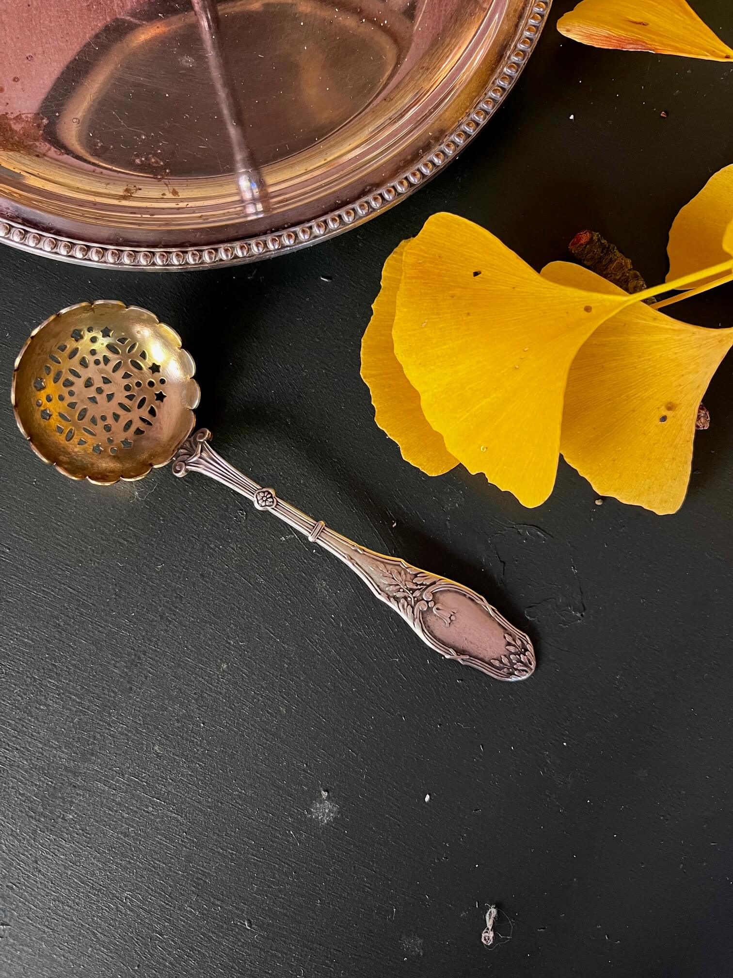 Vue rapprochée de la cuillère à dessert vintage en métal argenté