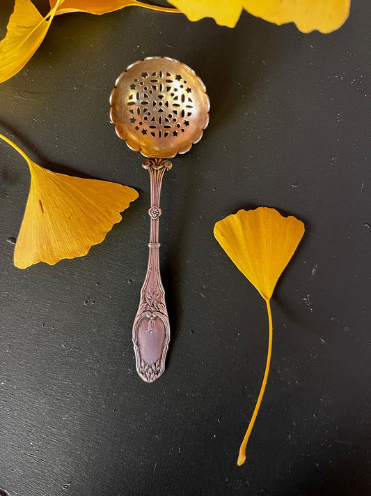 Cuillère à soupoudrer en métal argenté vintage – Argenterie ancienne